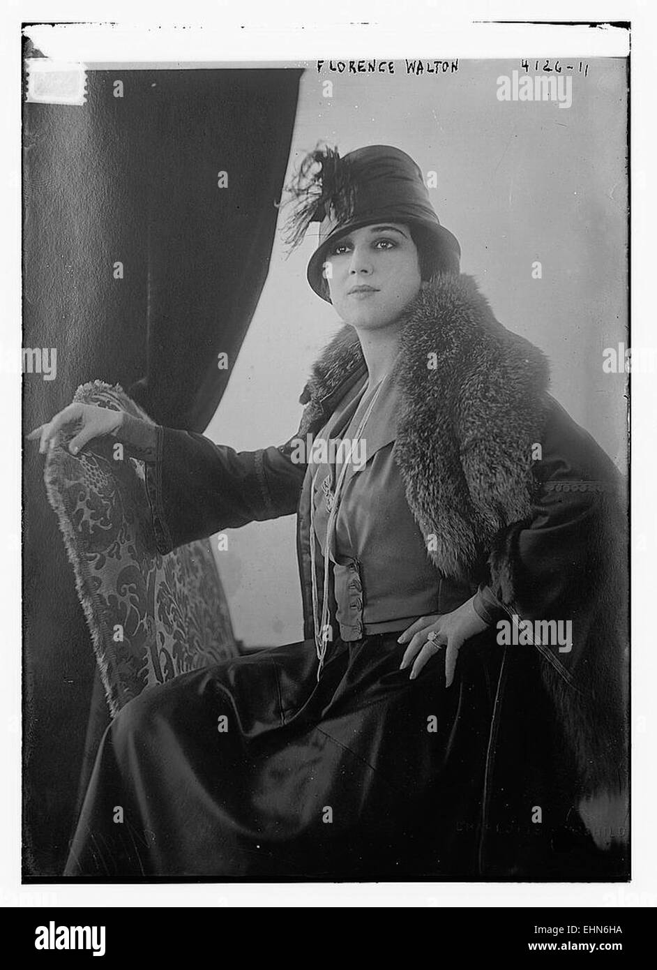 Florence Walton war eine bekannte Künstlerin aus dem 19. Jahrhundert, die für ihre eindrucksvollen Gemälde bekannt war. Ihre Arbeit umfasst lebendige Darstellungen historischer und kultureller Themen, wobei sie oft menschliche Emotionen und Ausdrucksformen in detaillierten Kompositionen erforscht. Stockfoto