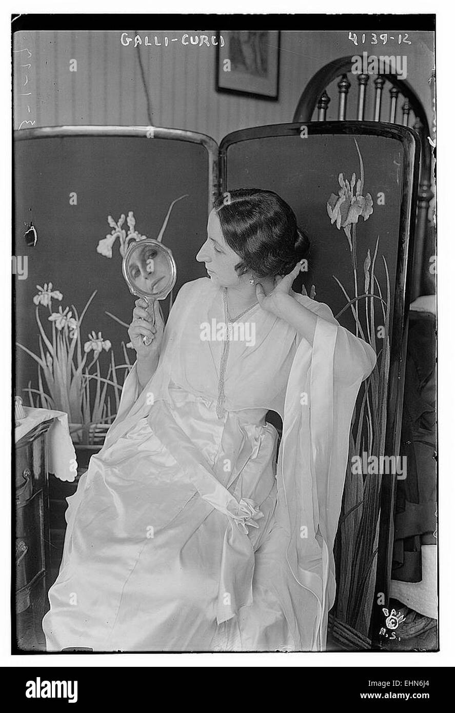 Dies ist ein Bild oder eine Referenz an Galli-Curci, eine berühmte Sopransängerin aus Italien, die für ihre Beiträge zur Oper im frühen 20. Jahrhundert bekannt ist. Internationale Bekanntheit erlangte sie durch ihre Gesangstechnik und ihre Auftritte, insbesondere in Werken italienischer Komponisten. Stockfoto
