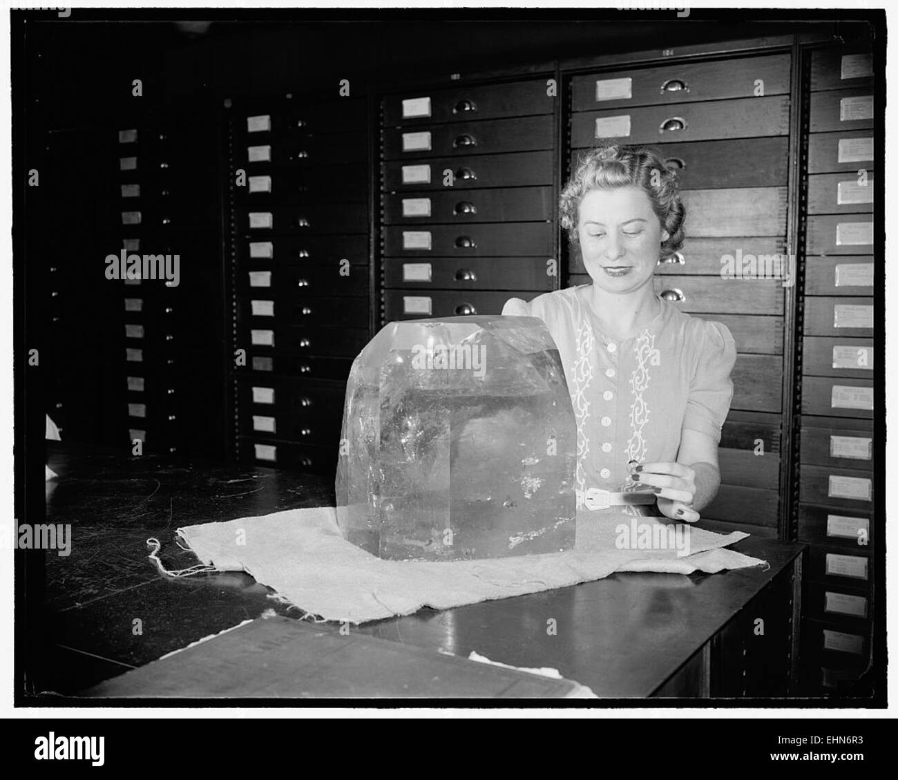 Dieser Titel bezieht sich wahrscheinlich auf ein Bild oder eine Erzählung, bei der der Kontext oder die Geschichte hinter einem Moment oder einer Szene der Interpretation überlassen wird. Der Satz impliziert Neugier auf ein unbekanntes Ereignis oder eine historische Situation und lädt die Zuschauer ein, sich tiefer zu befassen oder sich mit dem Thema zu beschäftigen, um das Thema weiter zu verstehen. Stockfoto