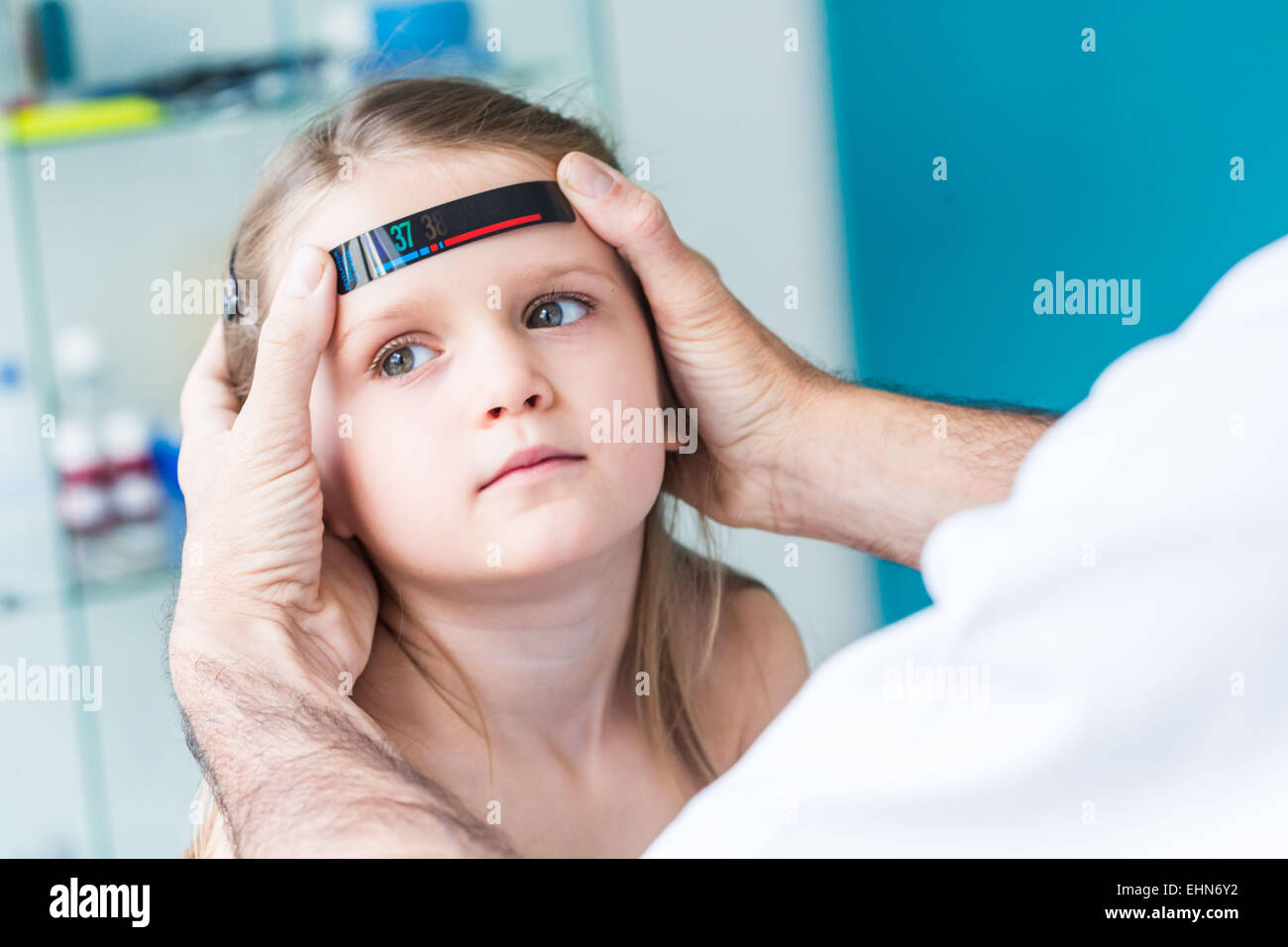 Messung der Körpertemperatur, mit einem Streifen-Thermometer. Stockfoto