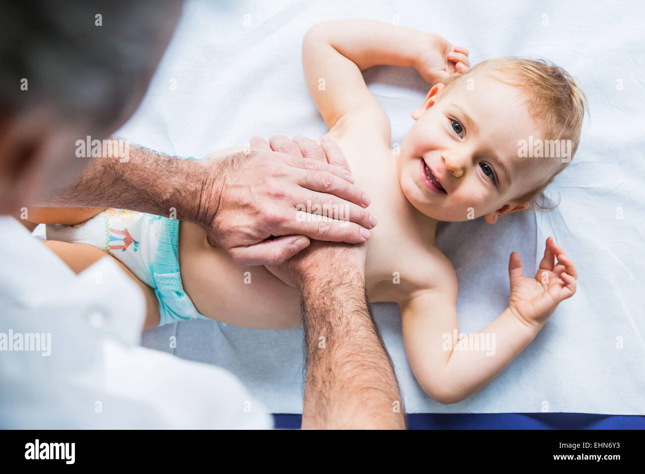 Arzt durchführen Atemphysiotherapie auf einem 13 Monate alten Säugling. Stockfoto