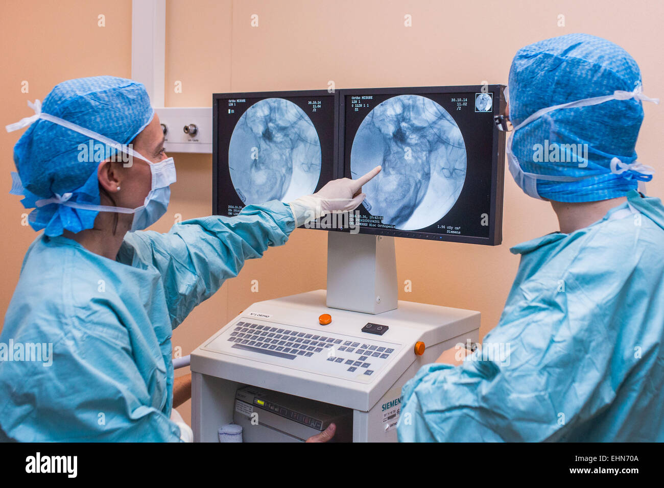 Chirurgen, die Durchführung von Cochlea-Implantatchirurgie, eine Operation mit Implantation von ein kleines elektronisches Gerät verwendet, um ein Gefühl von Klang, einer Gehörlosen Person, Krankenhaus in Limoges, Frankreich. Stockfoto