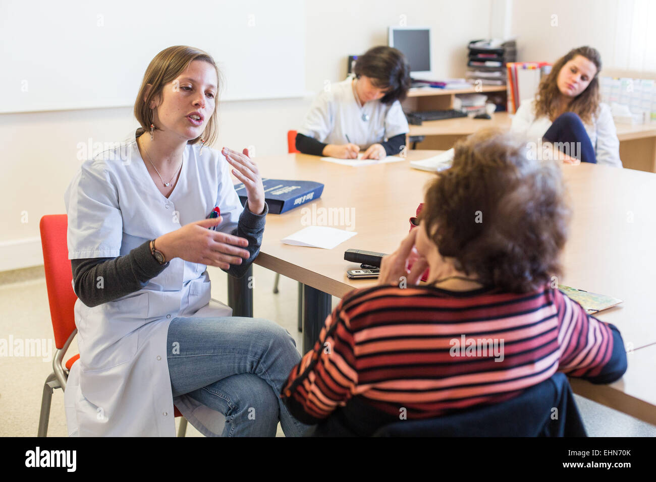 Postoperative Follow-up nach Platzierung ein Cochlea-Implantat, Bewertung und Anpassung des Implantats mit einer Logopädin und Audiologen, Limoges Krankenhaus, Frankreich. Stockfoto