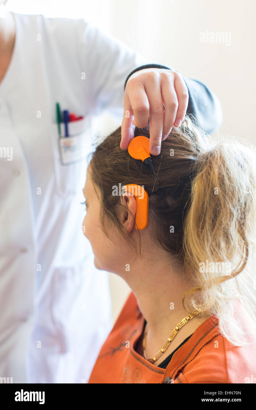 Postoperative Follow-up nach Platzierung ein Cochlea-Implantat, Bewertung und Anpassung des Implantats mit einer Logopädin und Audiologen, Limoges Krankenhaus, Frankreich. Stockfoto