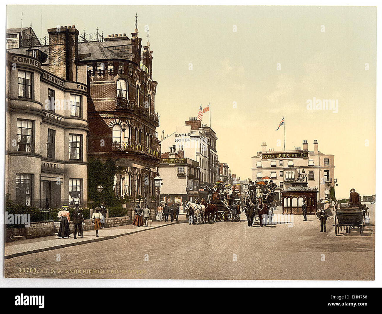 Dieses Bild von Ryde auf der Isle of Wight fängt den Charme der Küstenstadt ein, die für ihre viktorianische Architektur, Hotels und Attraktionen am Meer bekannt ist. Die Isle of Wight ist ein beliebtes britisches Urlaubsziel, vor allem für Touristen, die eine malerische Aussicht und Entspannung suchen. Stockfoto