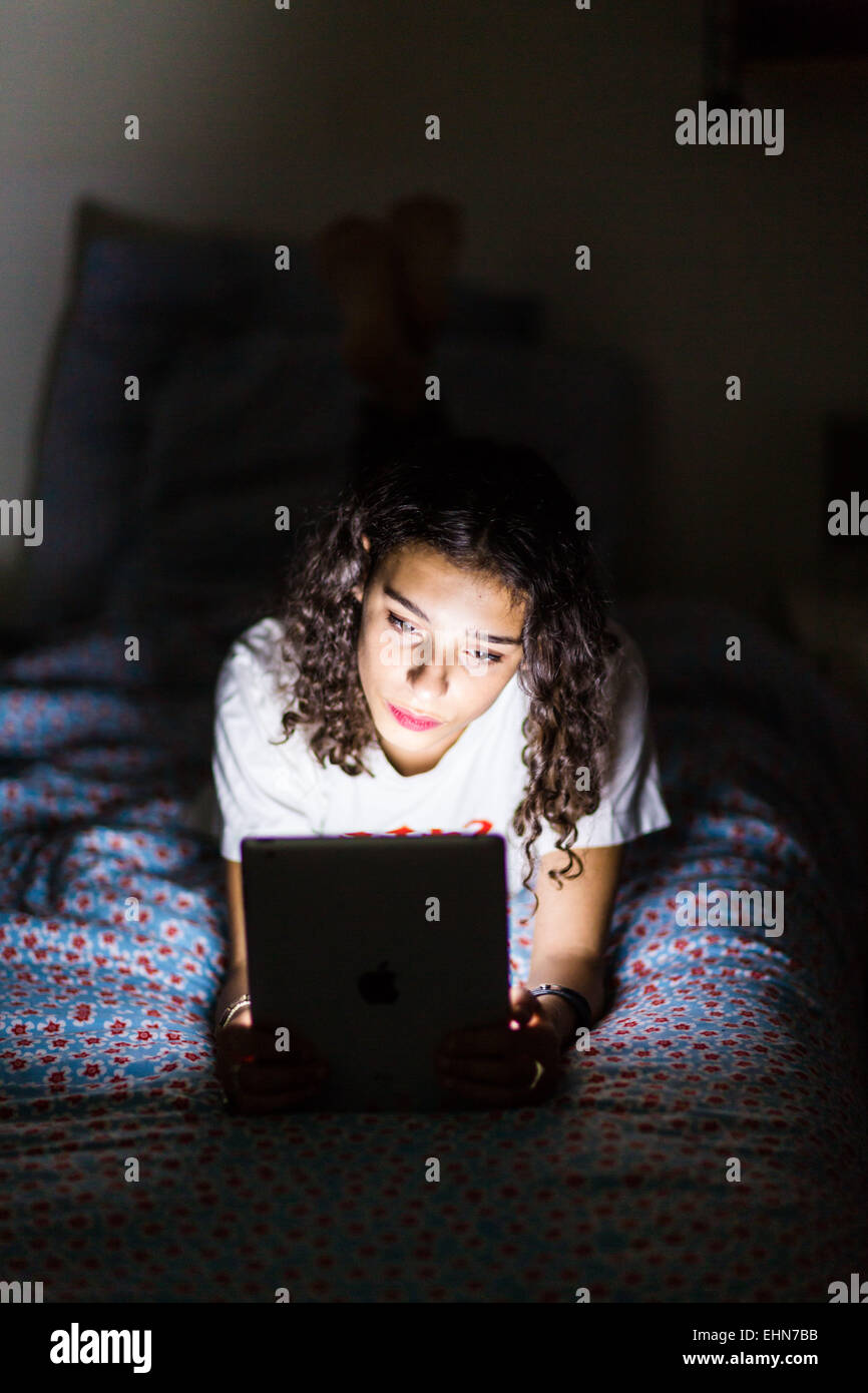 Teenager-Mädchen mit einem digital-Tablette in der Nacht. Stockfoto