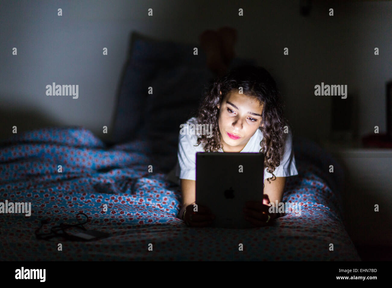Teenager-Mädchen mit einem digital-Tablette in der Nacht. Stockfoto
