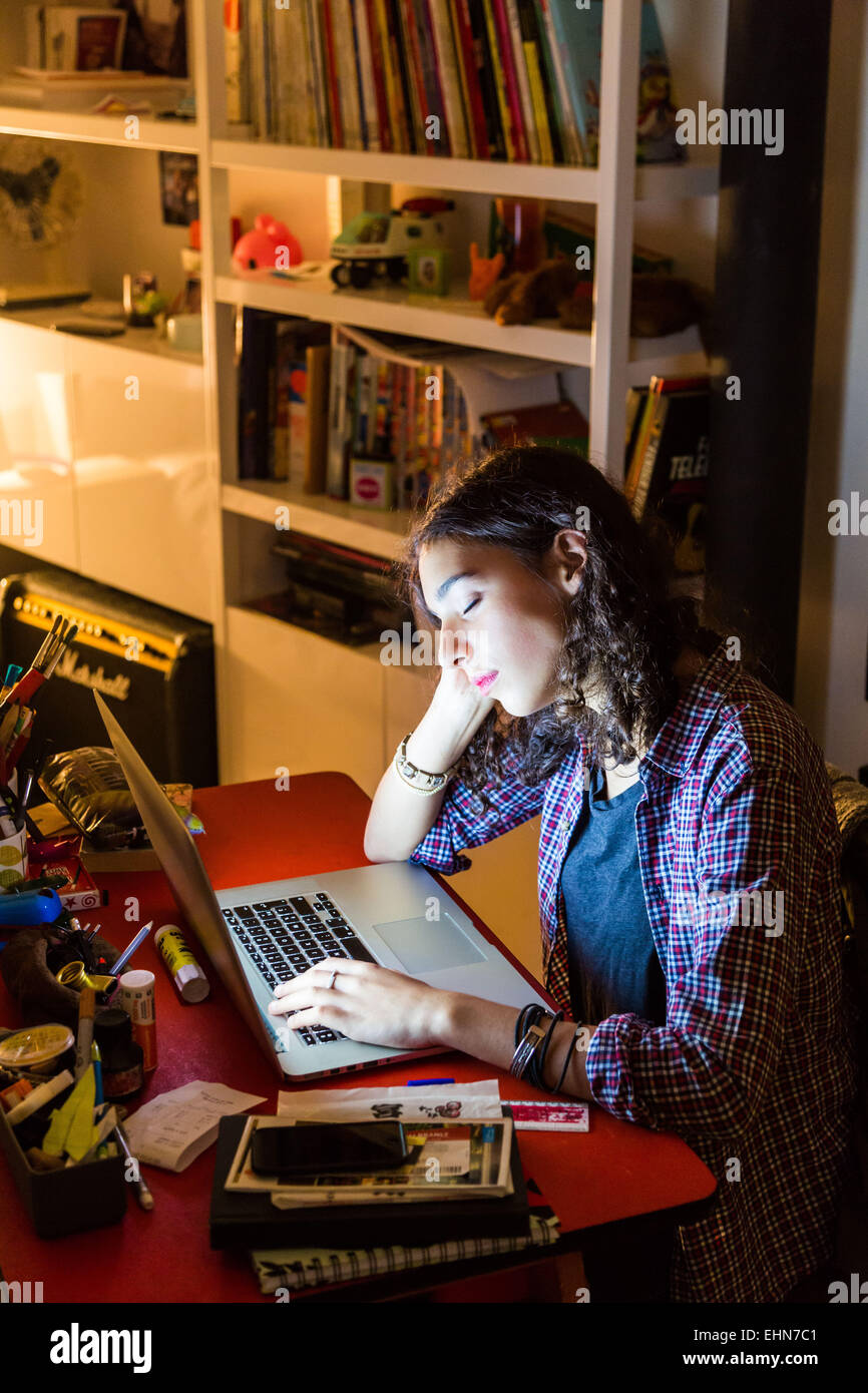 Teenager-Mädchen mit einem Laptopcomputer. Stockfoto