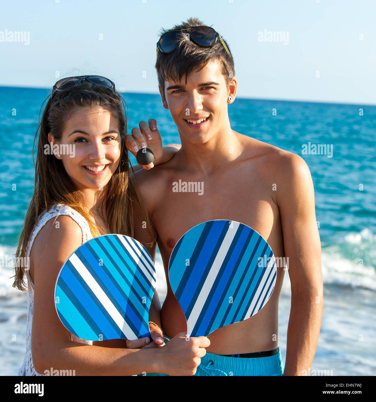 Porträt von niedlichen Teen paar Strand Tennisschläger zu halten. Stockfoto