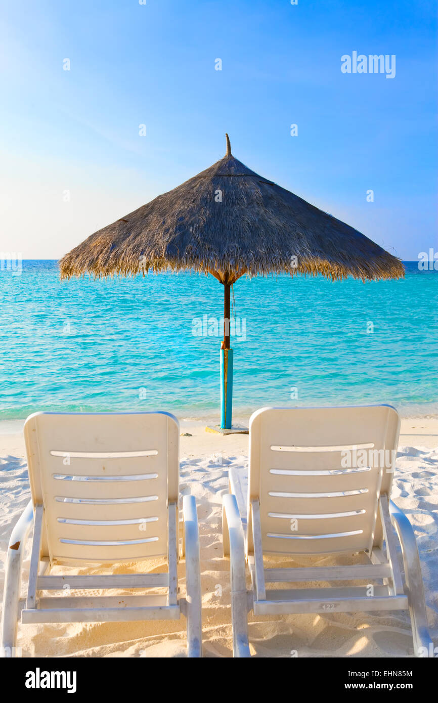 Sonnenschirm und Chaise Lounges, Malediven. Stockfoto