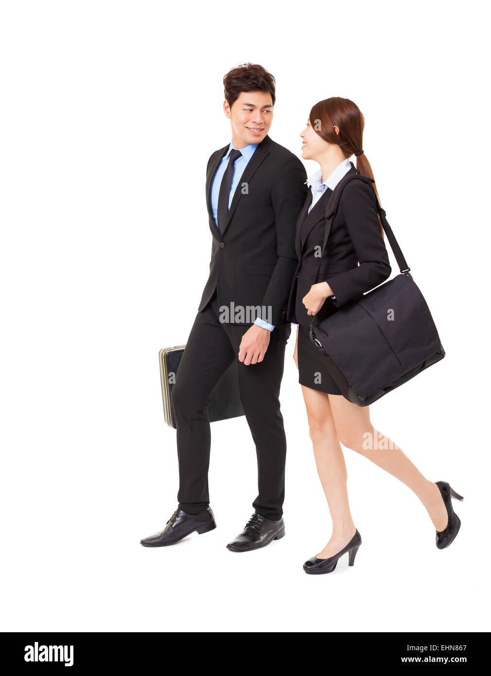 glücklich Kaufmann und Geschäftsfrau zusammen spazieren isoliert auf weiss Stockfoto