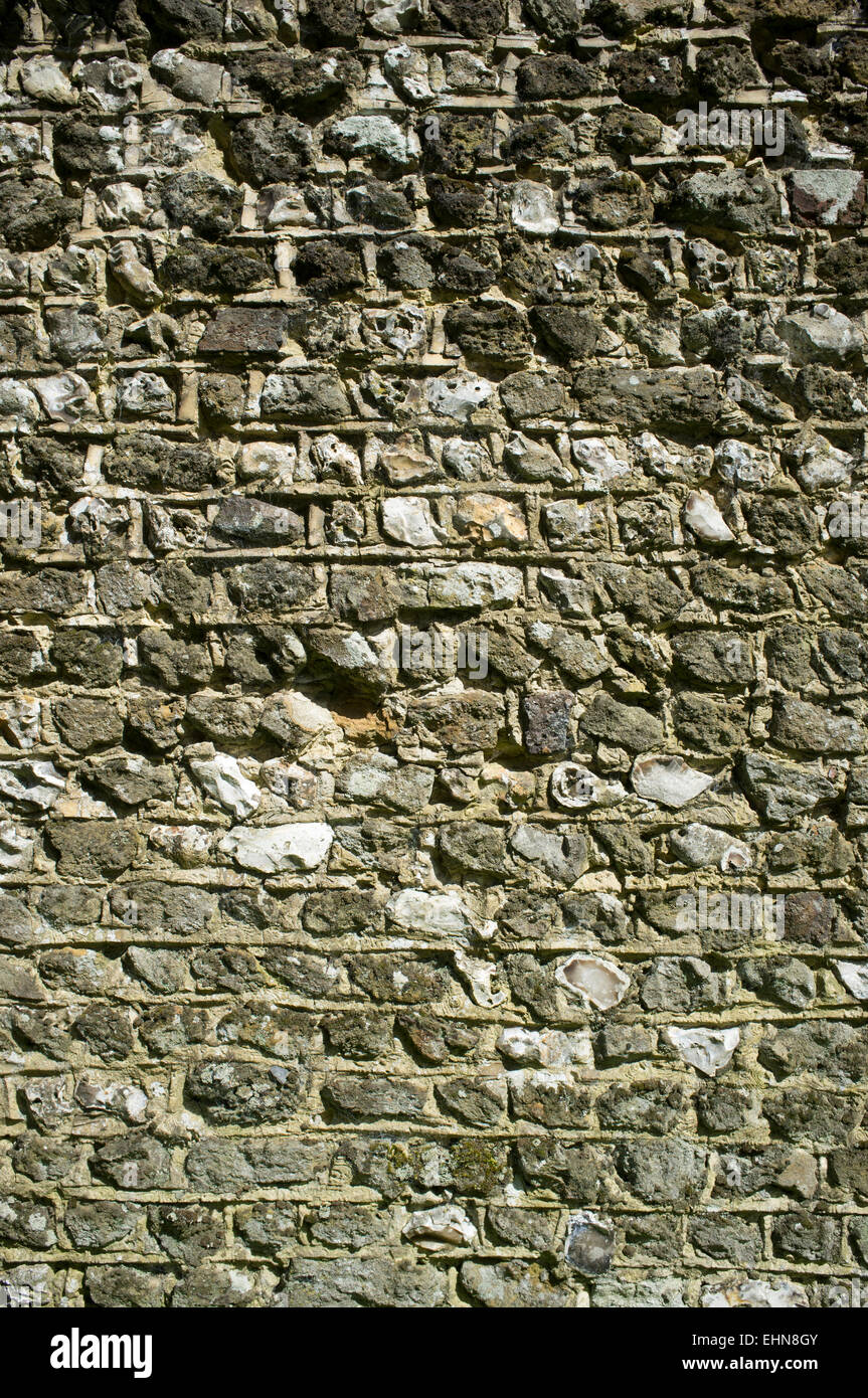 Alte Mauer. Stein, Ziegel, Maiskolben, Feuerstein. Warme Farben und Texturen Stockfoto