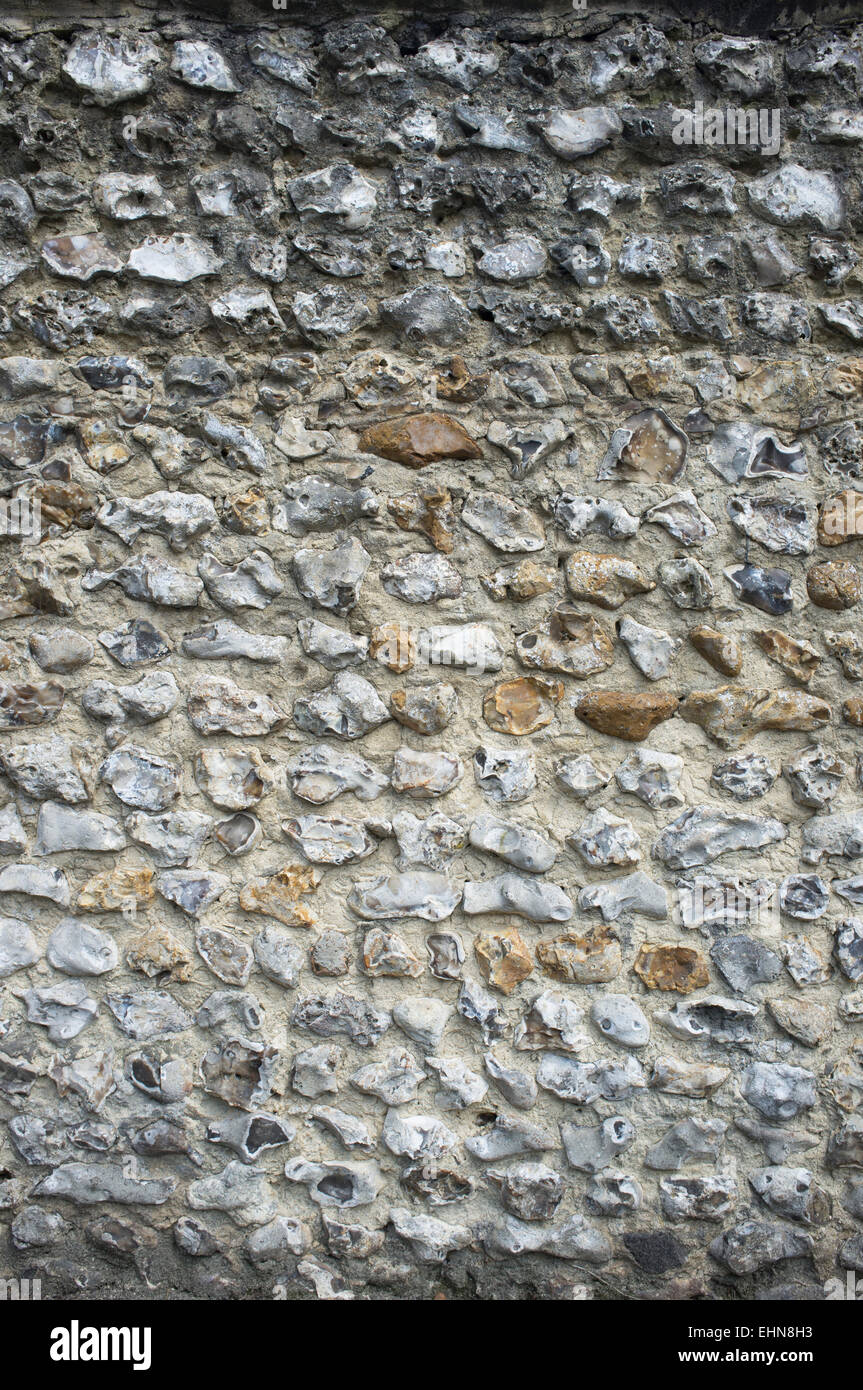 Alte Mauer. Stein, Ziegel, Maiskolben, Feuerstein. Warme Farben und Texturen Stockfoto