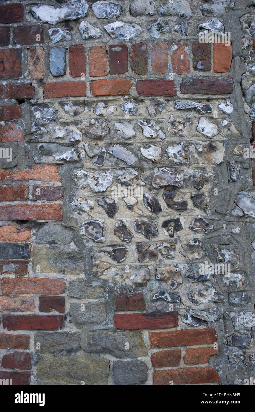 Alte Mauer. Stein, Ziegel, Maiskolben, Feuerstein. Warme Farben und Texturen Stockfoto