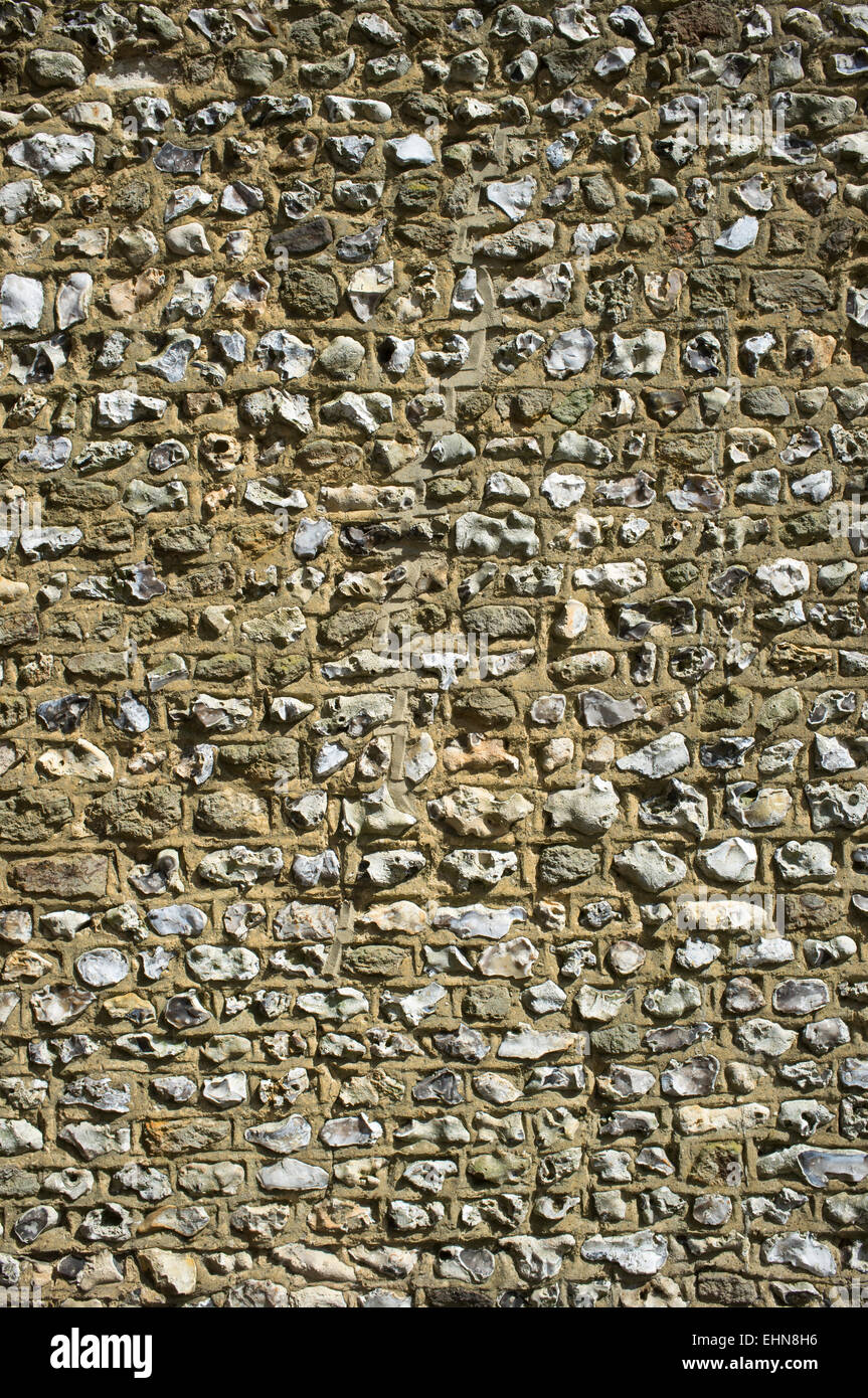 Alte Mauer. Stein, Ziegel, Maiskolben, Feuerstein. Warme Farben und Texturen Stockfoto