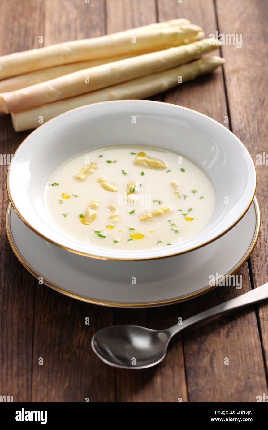 weißer Spargel Creme Suppe, Spargelcremesuppe, deutsche Frühlingsküche Stockfoto
