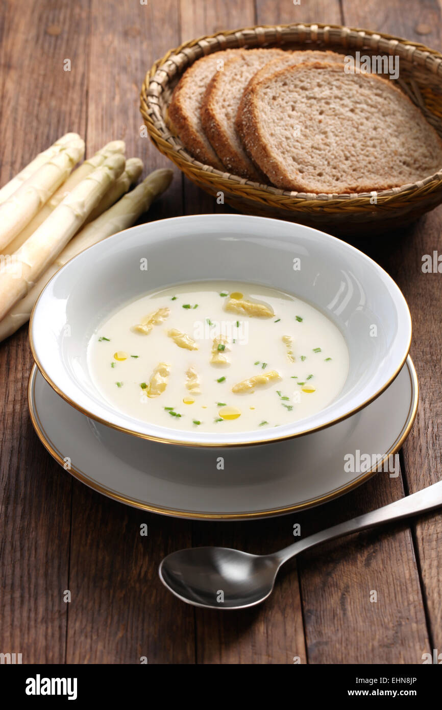 weißer Spargel Creme Suppe, Spargelcremesuppe, deutsche Frühlingsküche Stockfoto