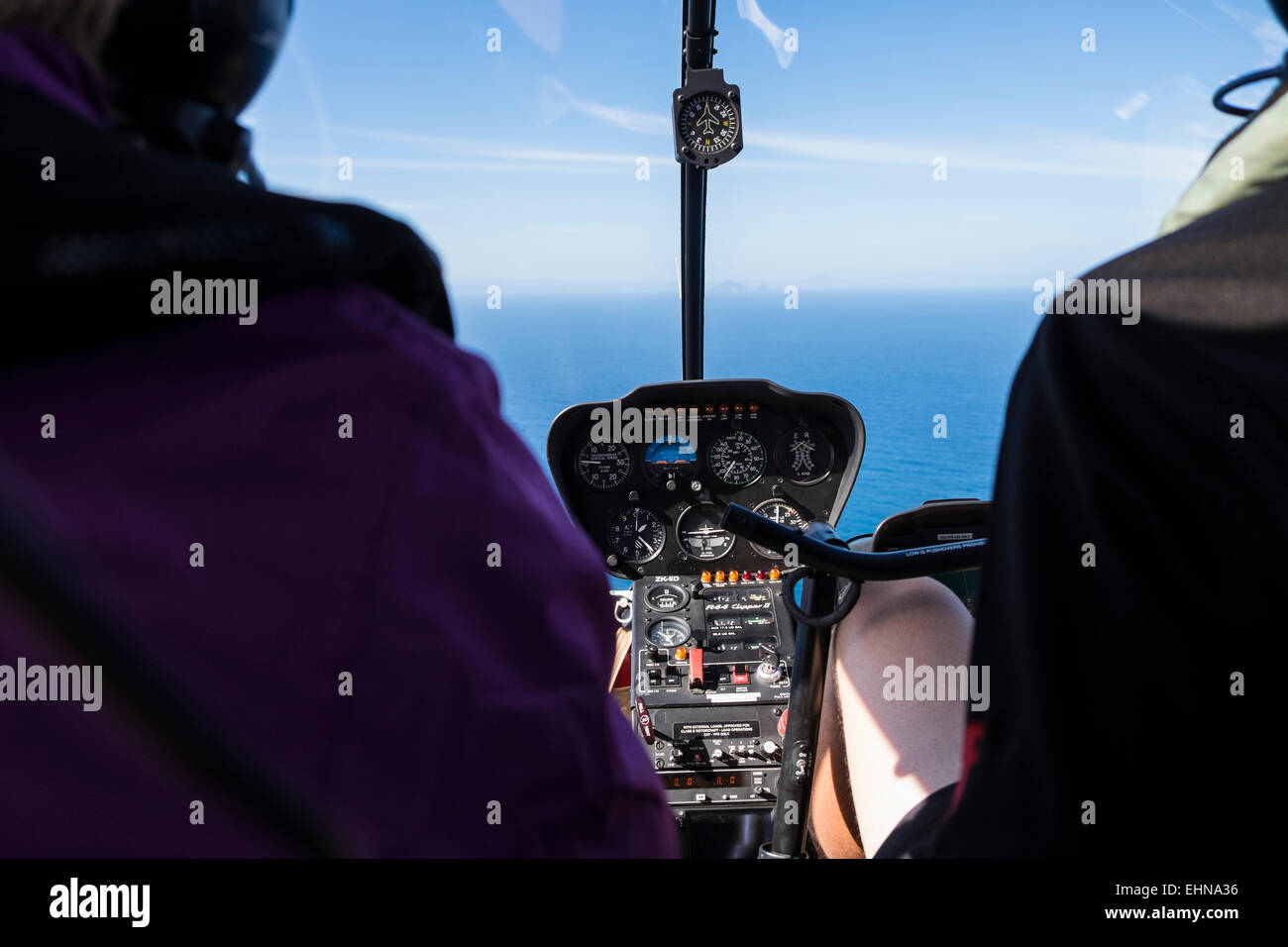 Cockpit einer Robinson R44 Clipper 2 Hubschrauber in Neuseeland Stockfoto