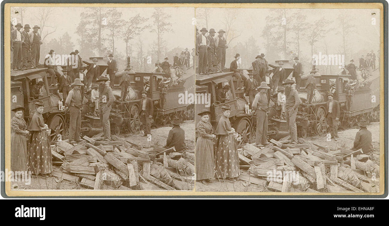Diese Stereoaufnahme zeigt eine dramatische Szene von einem Eisenbahnunglück auf der Houston, Eastern and Western Texas Railway. Es zeigt afroamerikanische Eisenbahnarbeiter und beschreibt die Folgen des Absturzes und spiegelt einen wichtigen Moment in der Geschichte der Eisenbahnreisen und der Arbeit wider. Stockfoto