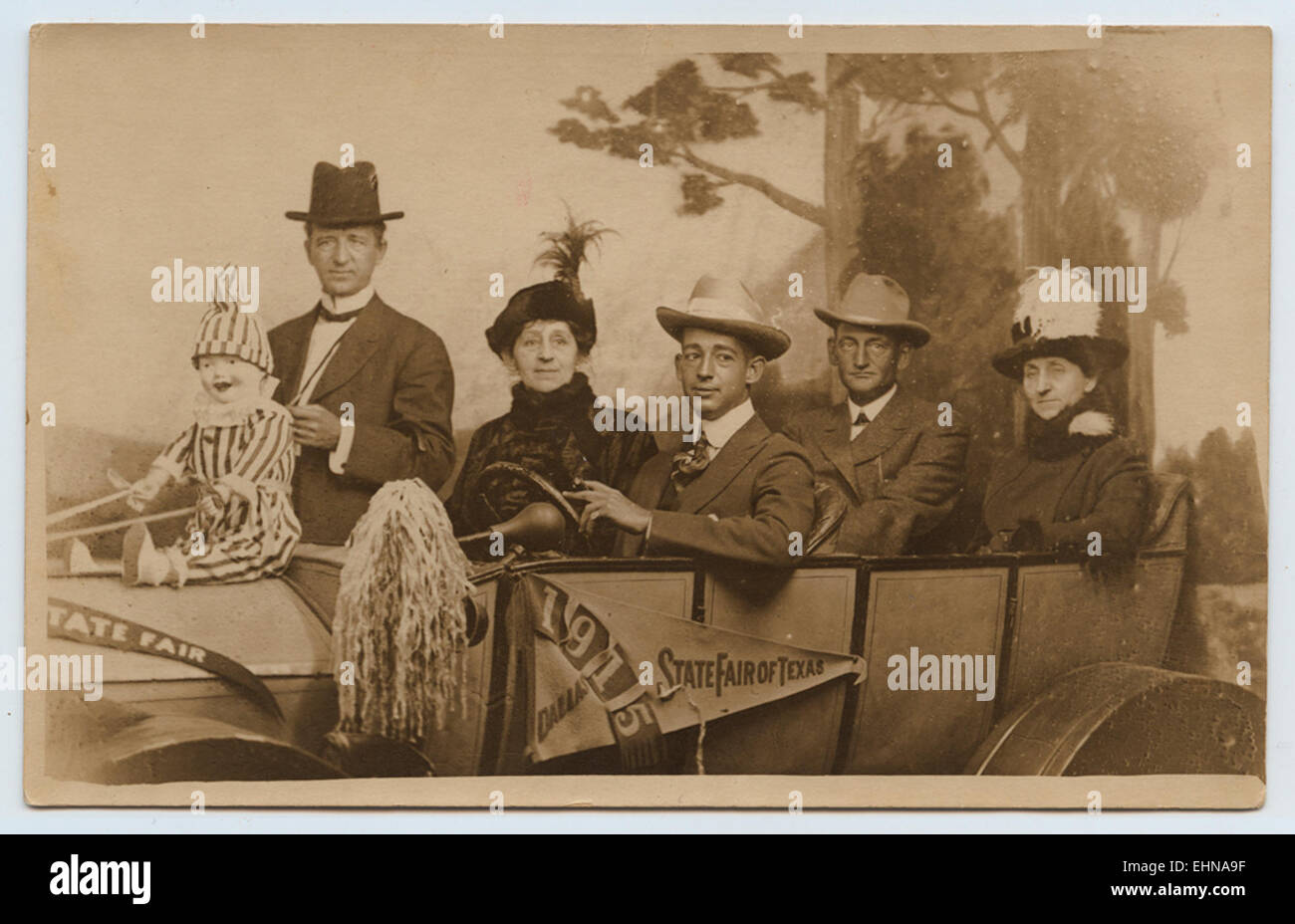 Fünf Personen im Tourenwagen Prop mit 1915 State Fair von Texas in Dallas Banner Stockfoto