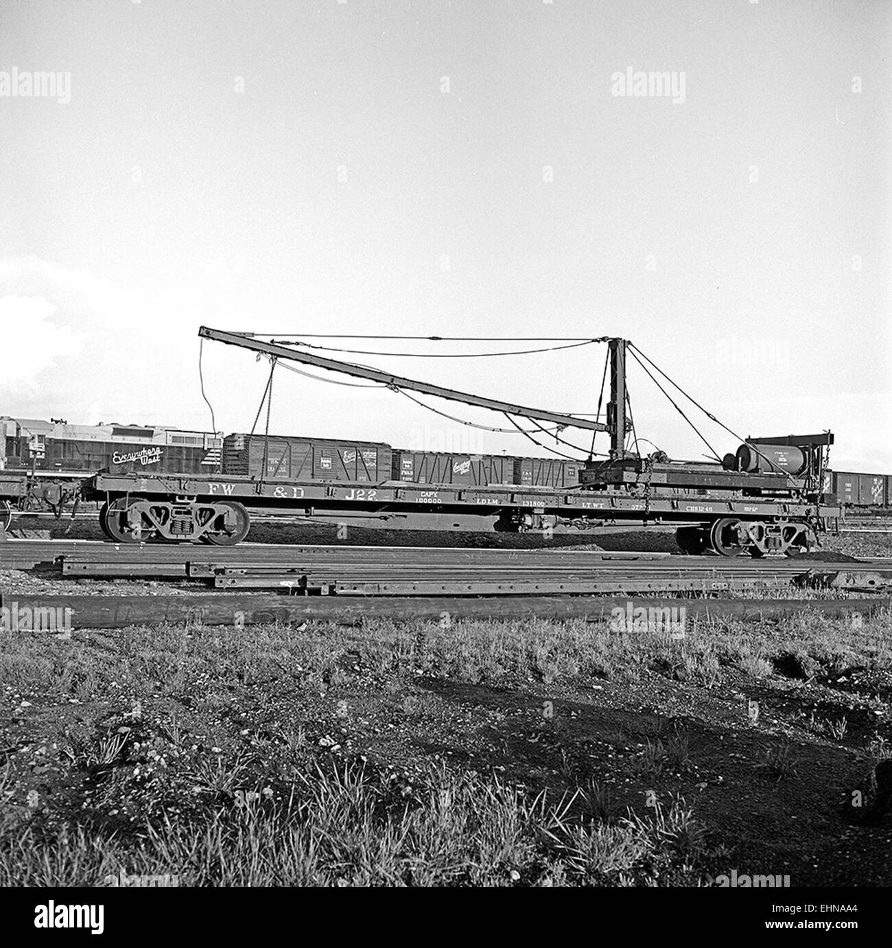 Der Fort Worth & Denver City Railroad Crane Car J-22 war Teil der Wartung von Wegeanlagen (MOW), die zur Reparatur von Gleisen und zur Unterstützung des Eisenbahnbetriebs eingesetzt wurden. Der Wagen war Teil der Burlington Route und spielte eine wichtige Rolle für die Infrastruktur und die Betriebseffizienz der Eisenbahn. Stockfoto