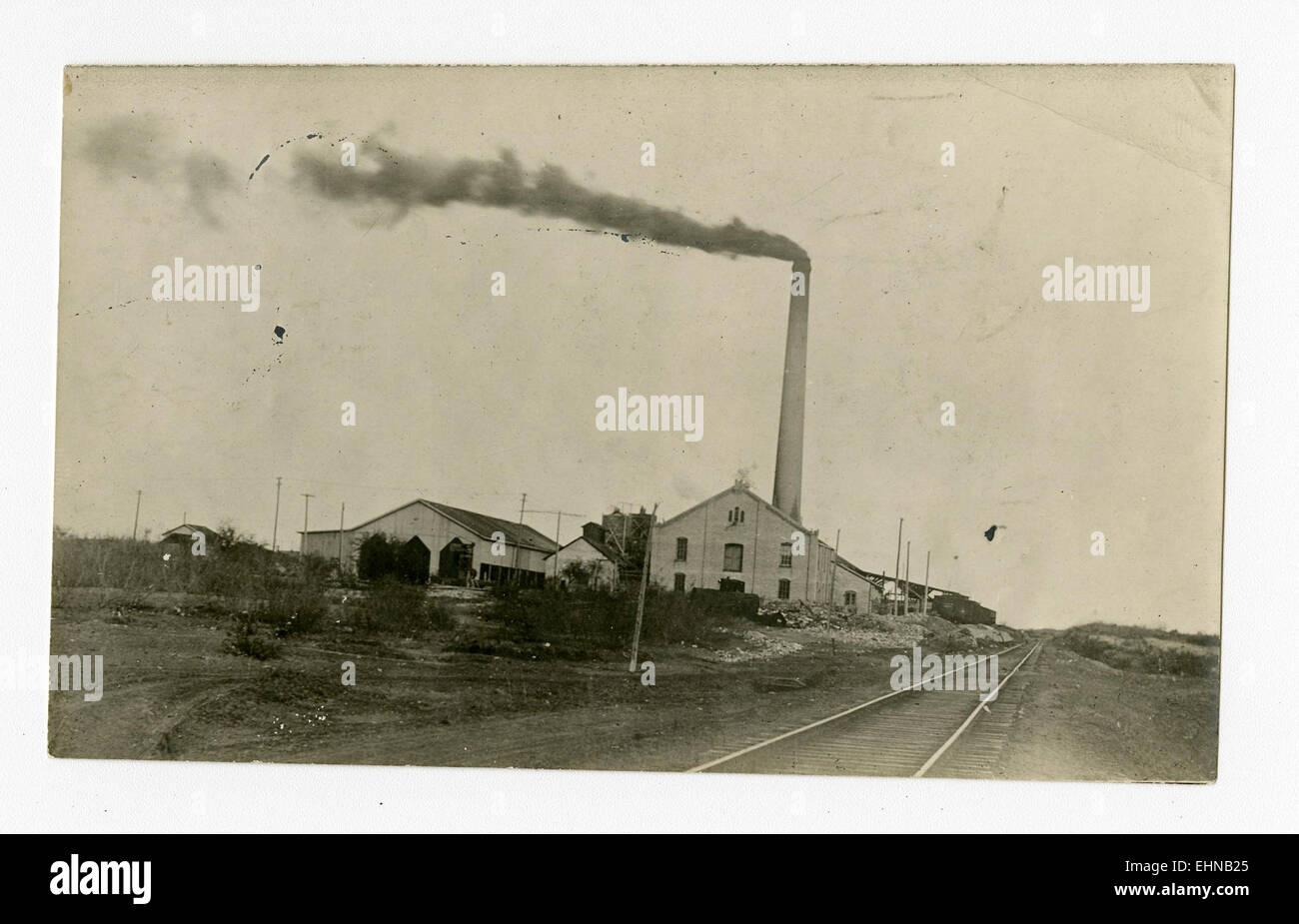 Dieses historische Foto zeigt das Power House in Laredo, Texas. Das Gebäude hebt die industrielle Architektur des frühen 20. Jahrhunderts hervor und ihre Bedeutung für die Entwicklung der Region während dieser Zeit. Stockfoto