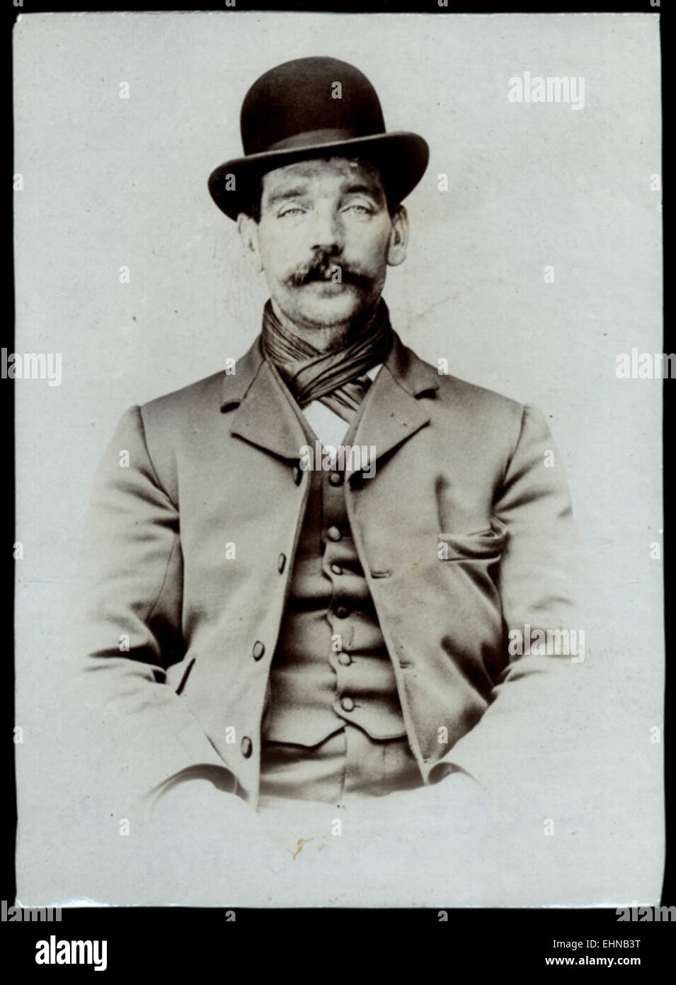 Dieses Bild ist ein Fahnenfoto von John Currey, aufgenommen auf der North Shields Police Station. Es stellt ihn als Gefangenen dar, der wegen einer Straftat verhaftet wurde, und zeigt seinen Hut und seine Gesichtszüge als Teil der Polizeiakte. Stockfoto