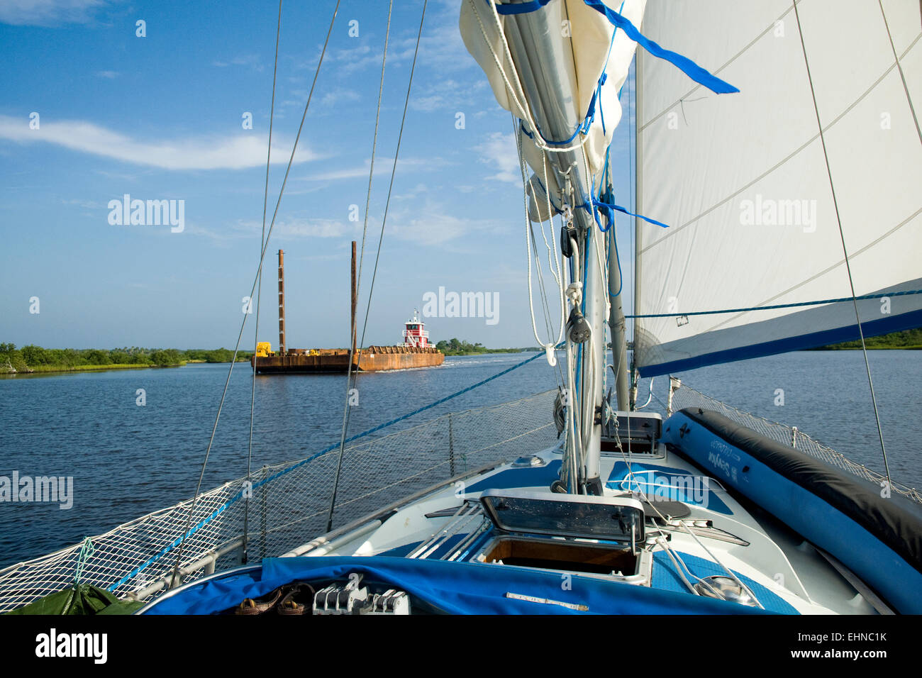 Segelboot vorbei an einem kommerziellen Schiffes auf den Intracoastal Waterway Florida, USA Stockfoto