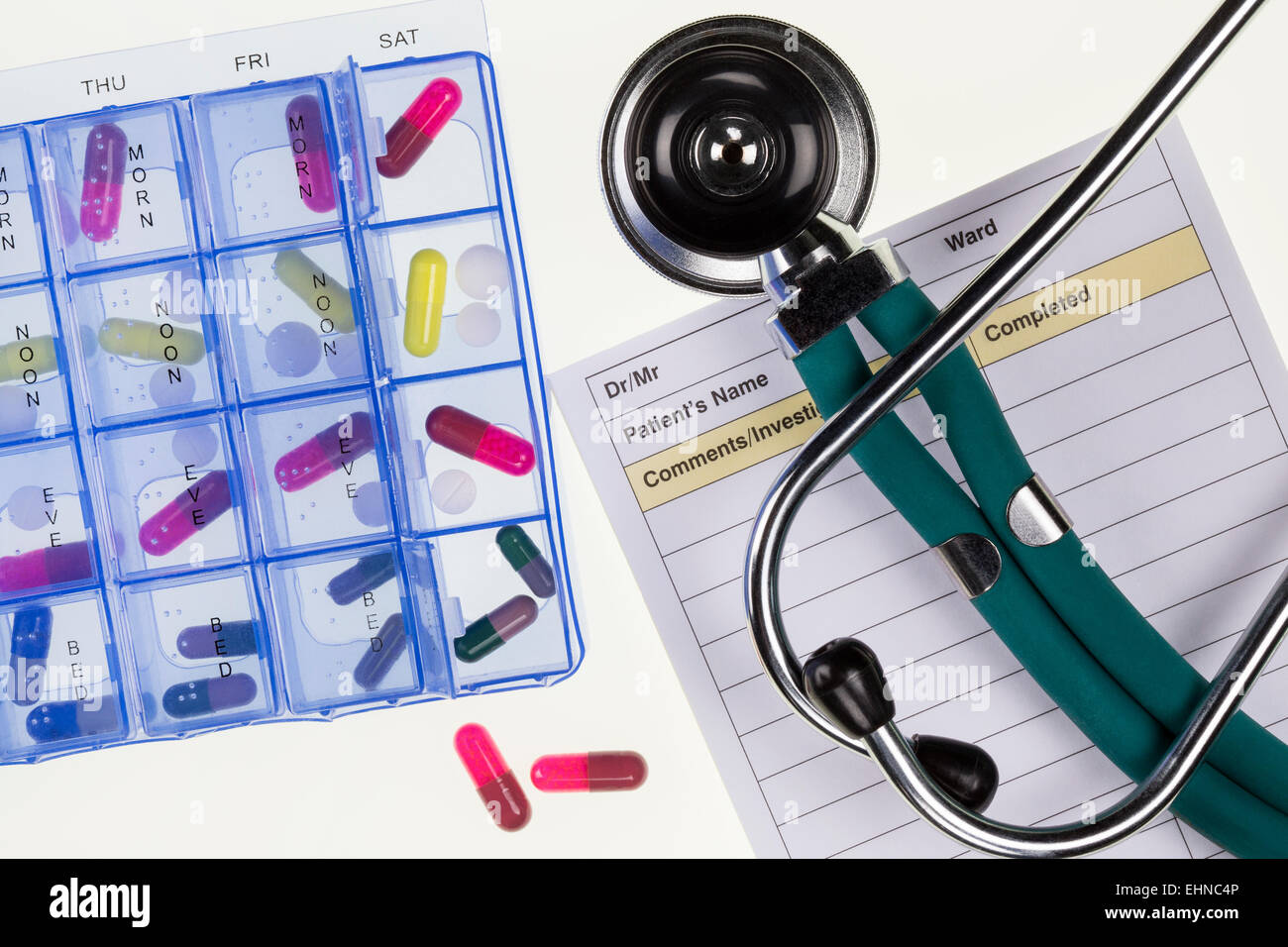 Ärzte-Stethoskop und täglich Drogen Pack - medizinische Behandlung Stockfoto