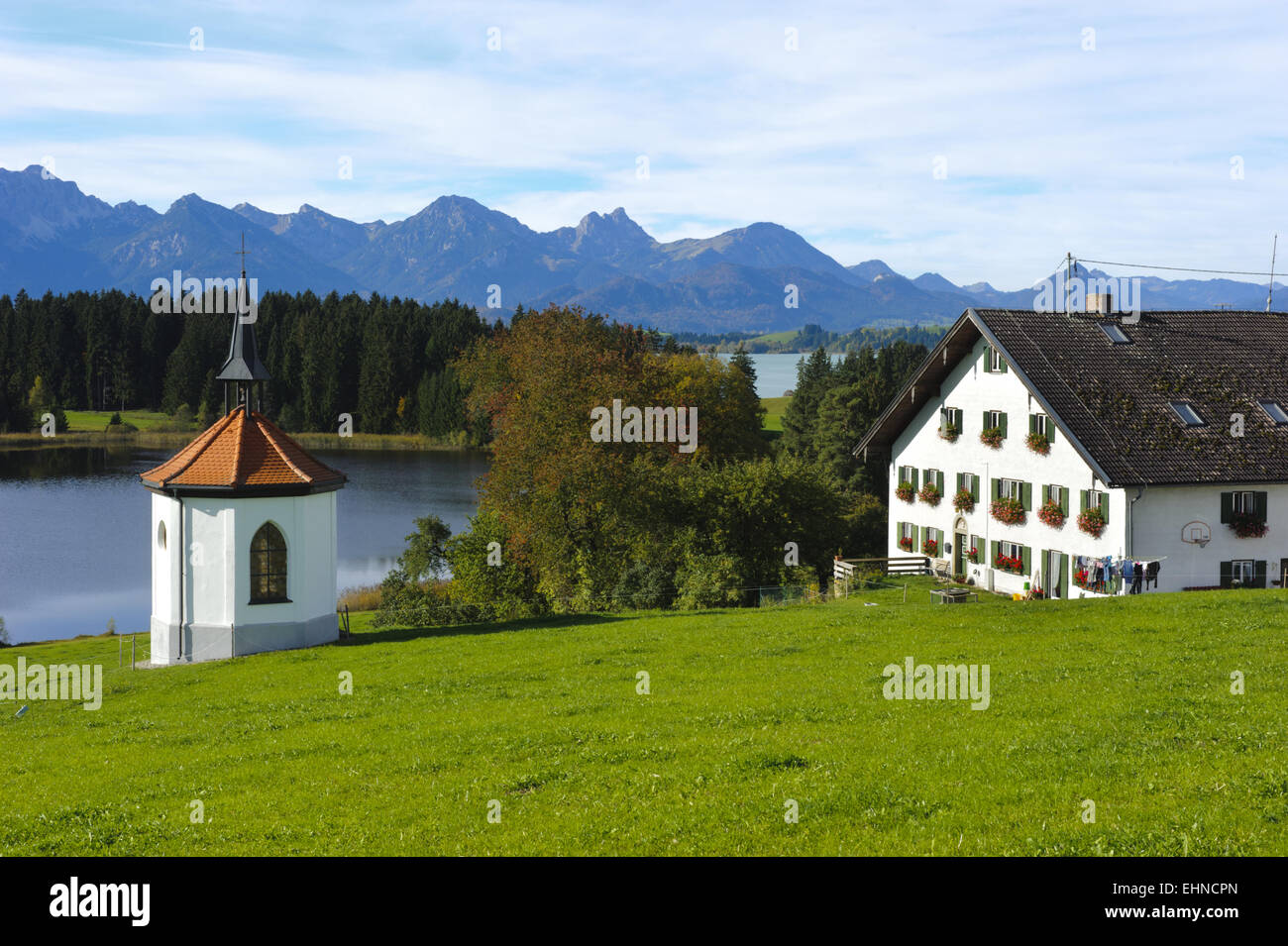 Panoramablick auf die bayerischen Alpen mit Kapelle Stockfoto