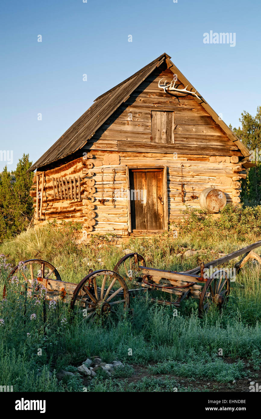 Gebrochene Wagen und Lagerung Zimmer von Mora House, El Rancho de Las Golondrinas, Santa Fe, New Mexico, USA Stockfoto