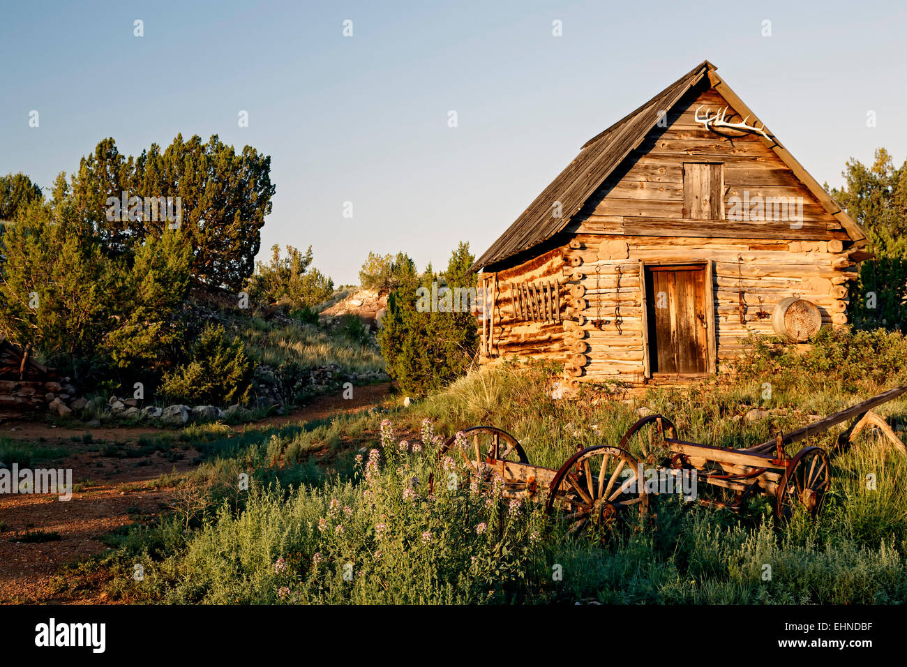 Gebrochene Wagen und Lagerung Zimmer von Mora House, El Rancho de Las Golondrinas, Santa Fe, New Mexico, USA Stockfoto