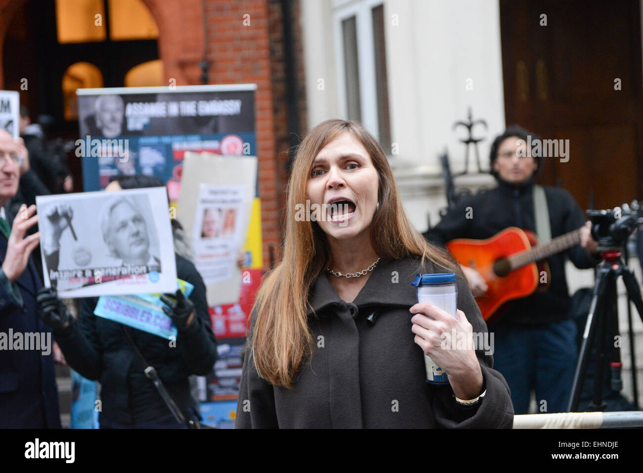 Knightsbridge, London, UK. 16. März 2015. Eine einsame Frau schreit und behauptet, dass das Problem durch eine 9/11-Abdeckung oben verursacht wird.  Wikileaks-Informant Julain Assange anlässlich der 1.000 Tage Leben innerhalb der Botschaft von Ecuador in Knightsbridge wird eine Mahnwache gehalten. Bildnachweis: Matthew Chattle/Alamy Live-Nachrichten Stockfoto