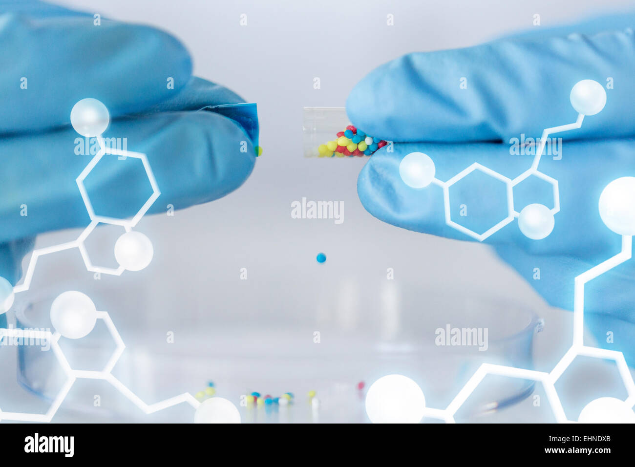 Nahaufnahme der Wissenschaftler Hände halten Pille im Labor Stockfoto