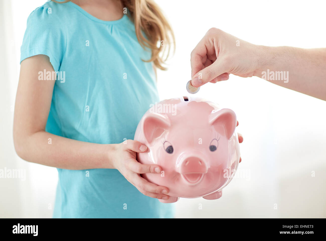 Nahaufnahme von Mädchen mit Sparschwein, Münze Stockfoto