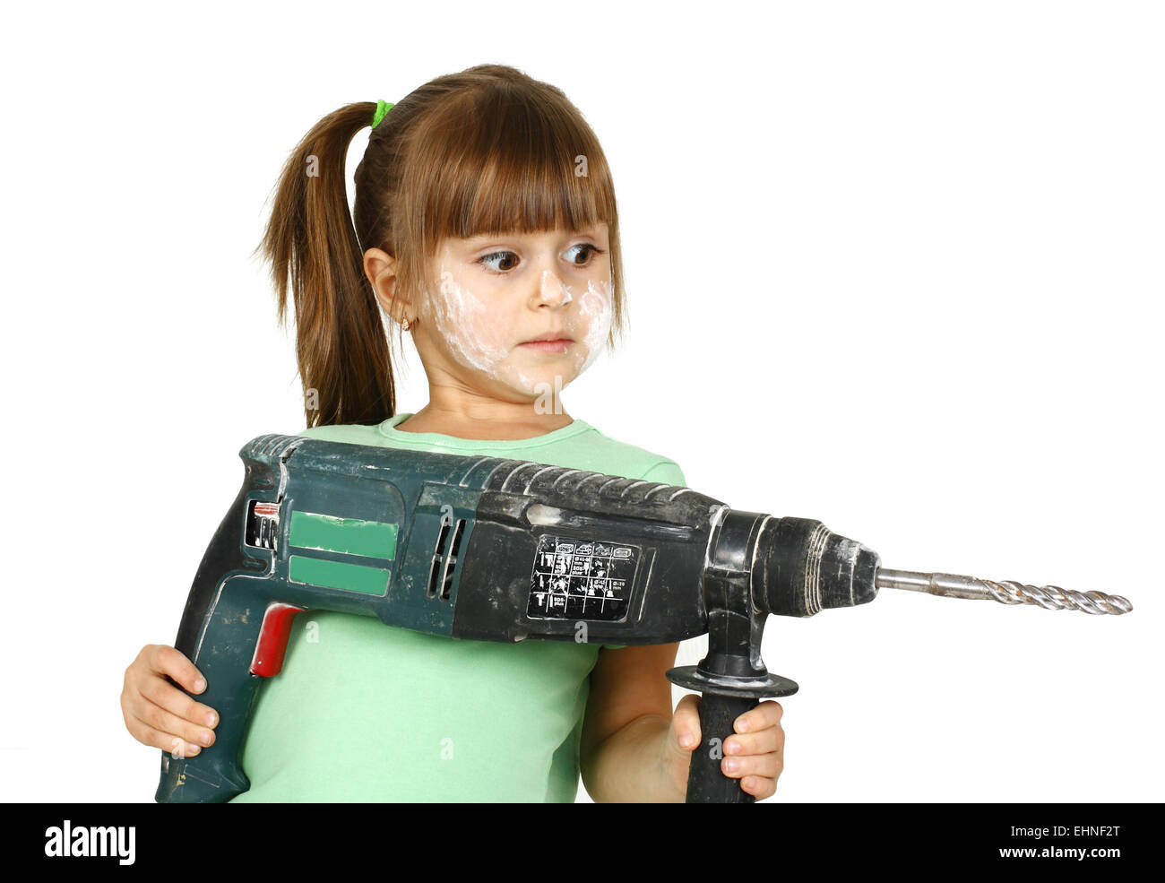 Schmutziges Kind Mädchen mit Bohrmaschine, isoliert auf weiss. Stockfoto