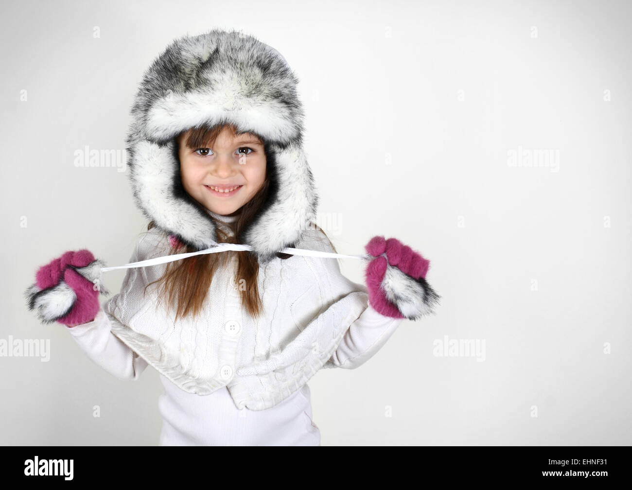 Porträt von kleinen Mädchen in warme Mütze Stockfoto
