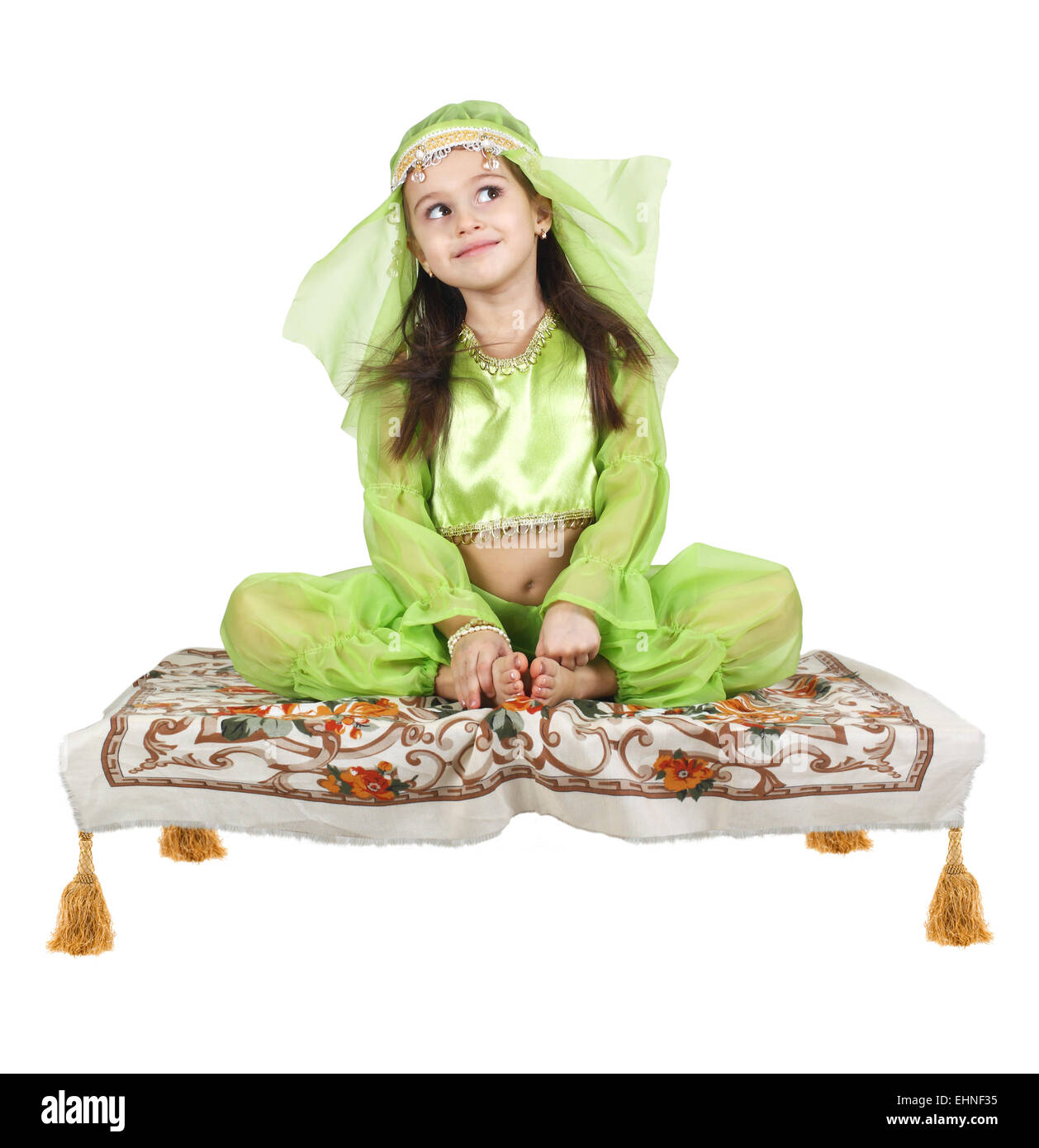 Arabische Mädchen sitzen auf einem fliegenden Teppich isoliert auf weißem Hintergrund Stockfoto