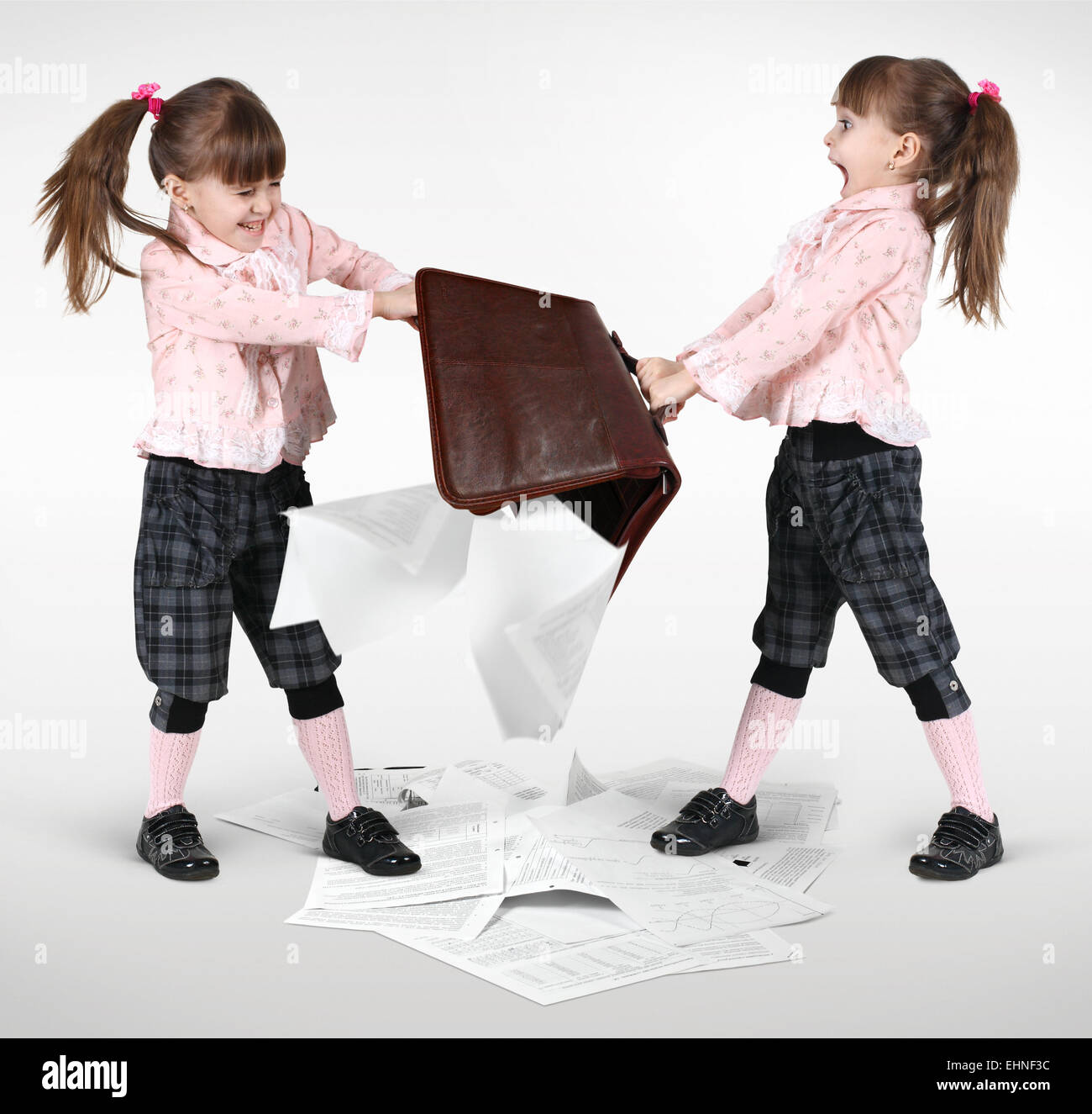 wenig twin Mädchen kämpfen und geteilt Koffer Stockfoto