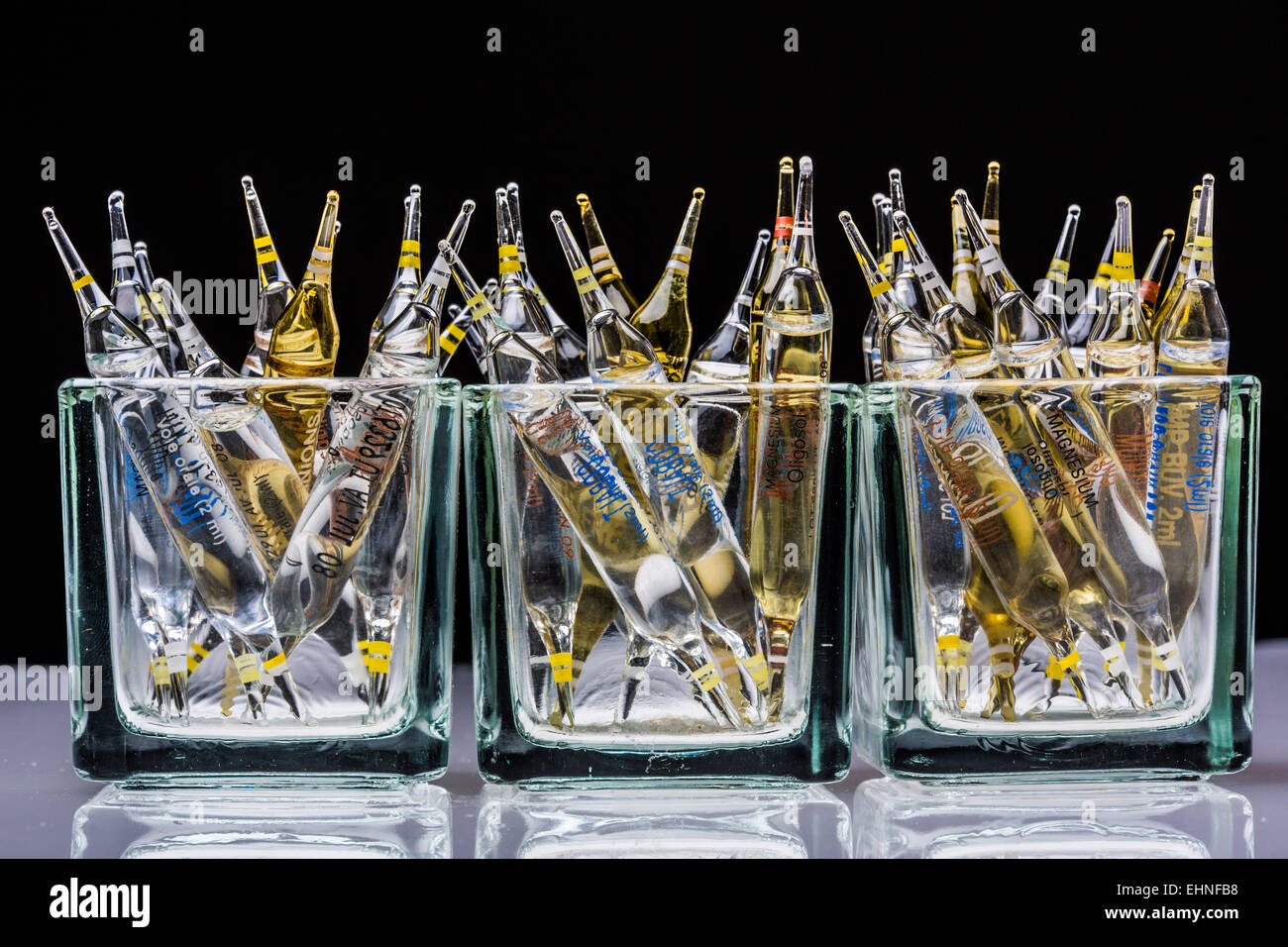 Glasampullen von verschiedenen Spurenelementen. Stockfoto