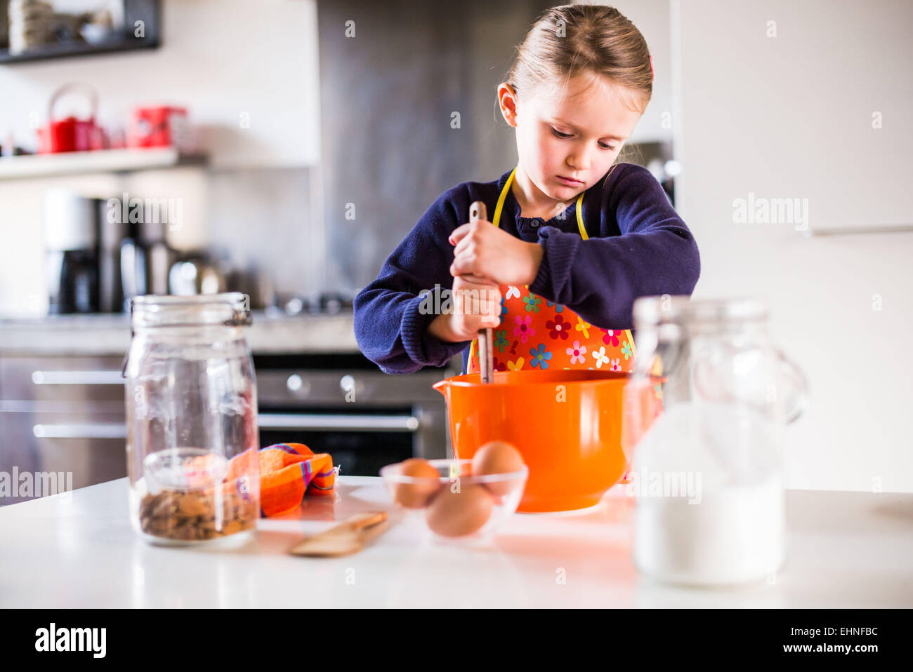 5 Jahre altes Mädchen Kochen zu lernen. Stockfoto