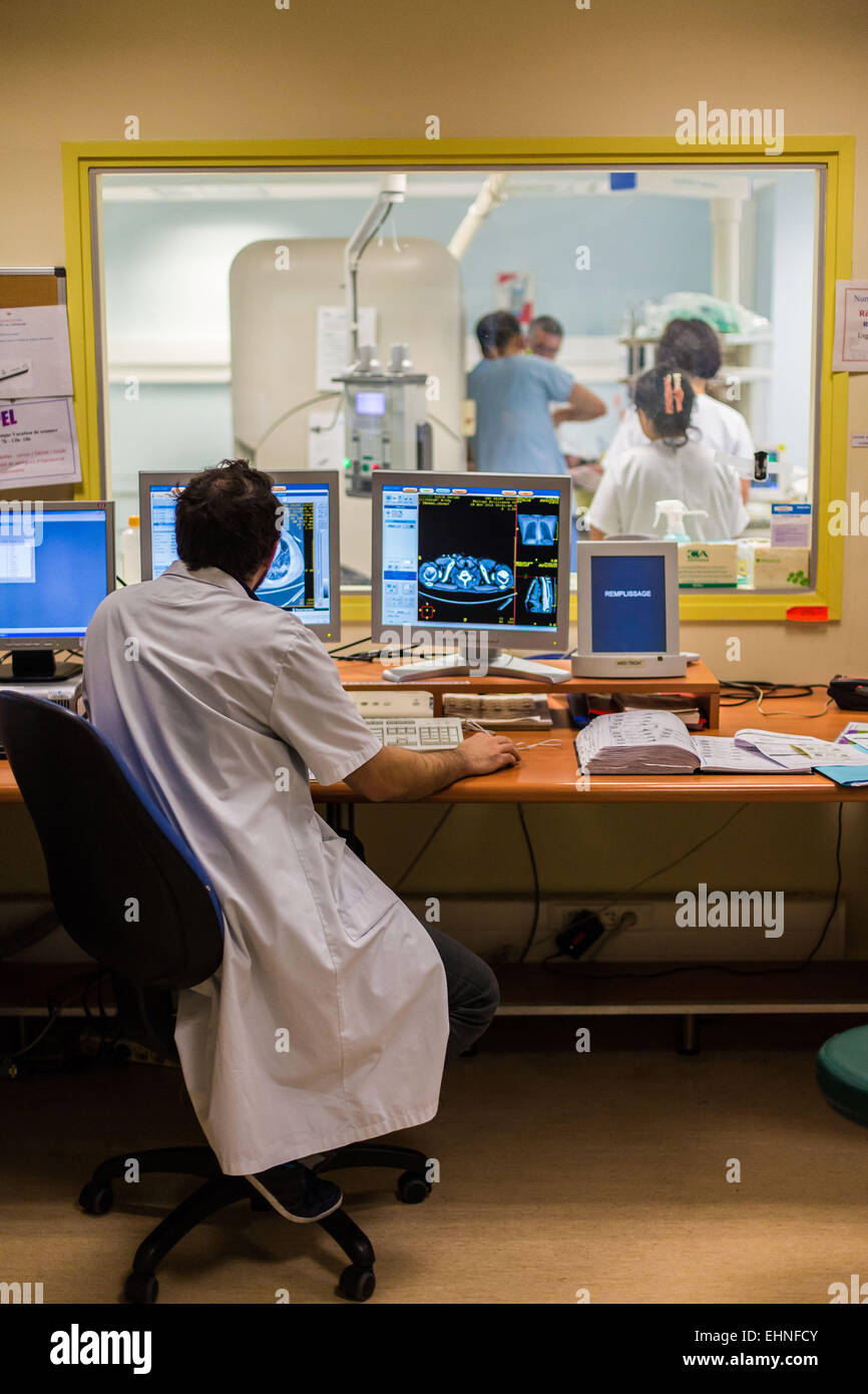 CT-Scan-gestützte Biopsie, Saint-Louis Krankenhaus, Paris, Frankreich. Stockfoto