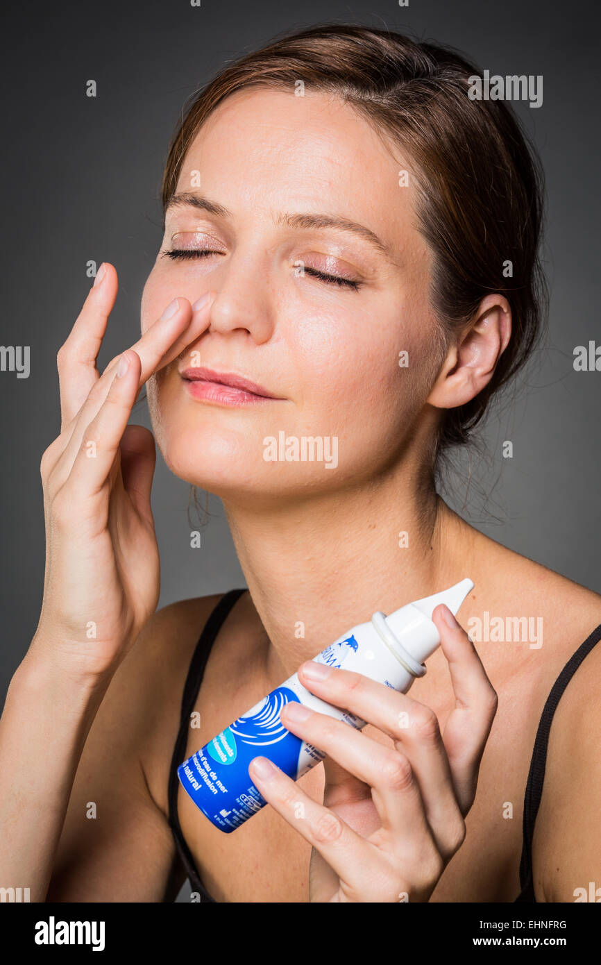 Frau mit einem sterilen Meerwasser spray. Stockfoto