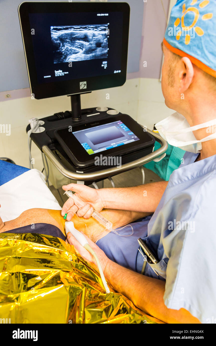 Lokalanästhesie des axillären Blocks unter Ultraschall, Jouvenet Klinik, Paris, Frankreich. Stockfoto