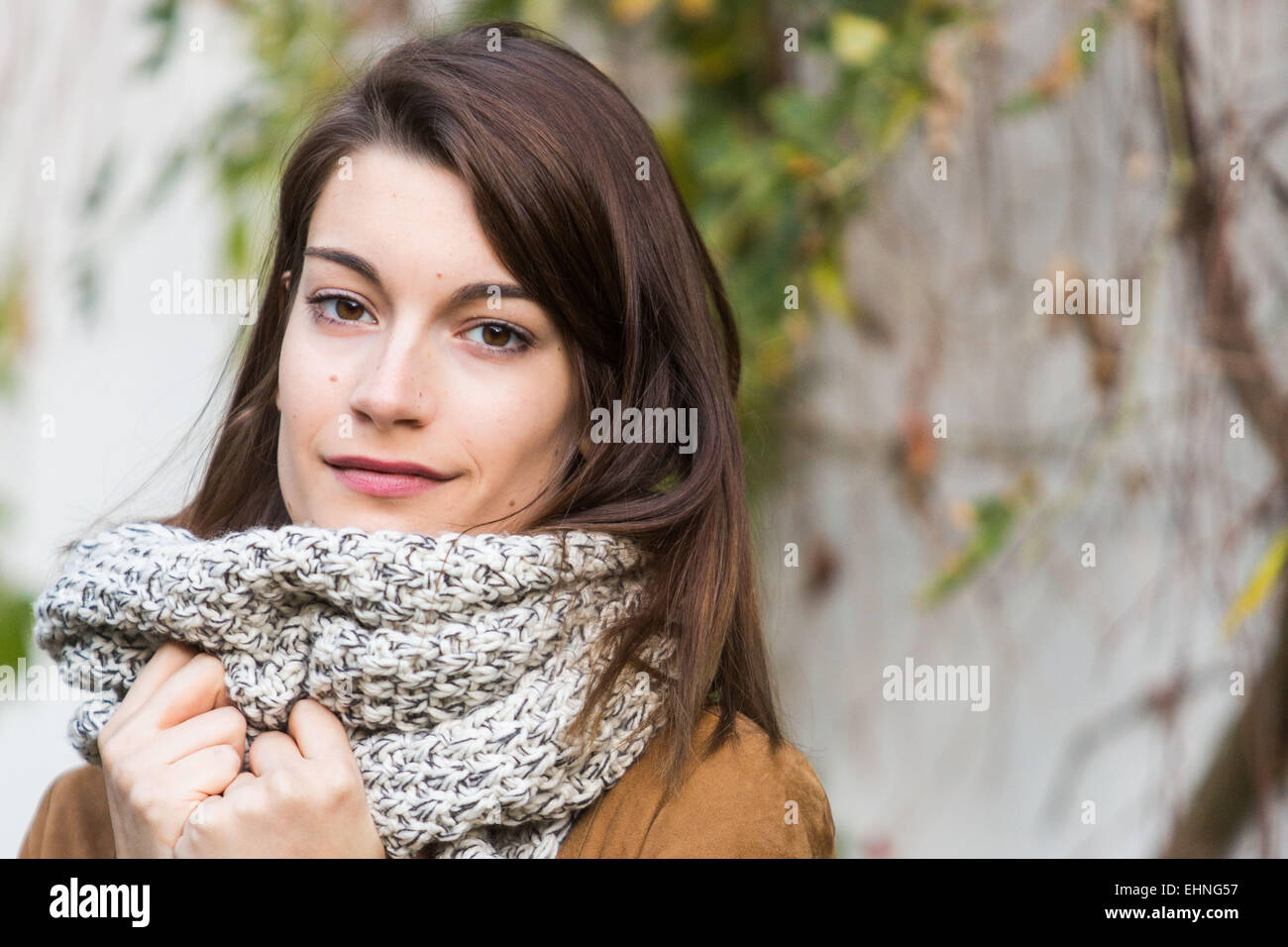 Porträt einer jungen Frau im Winter. Stockfoto