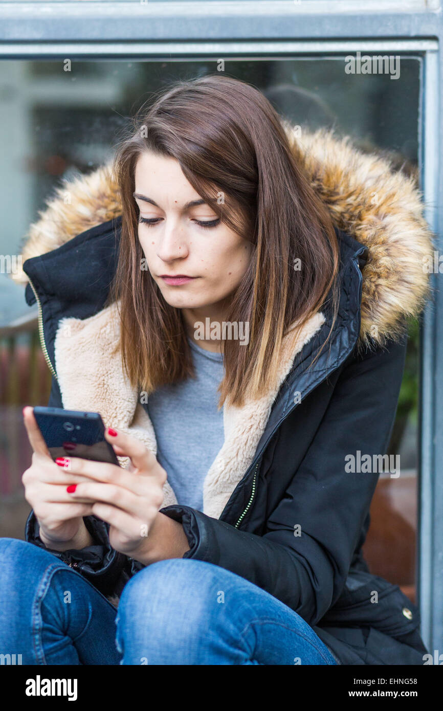 Frau mit einem Iphone®. Stockfoto