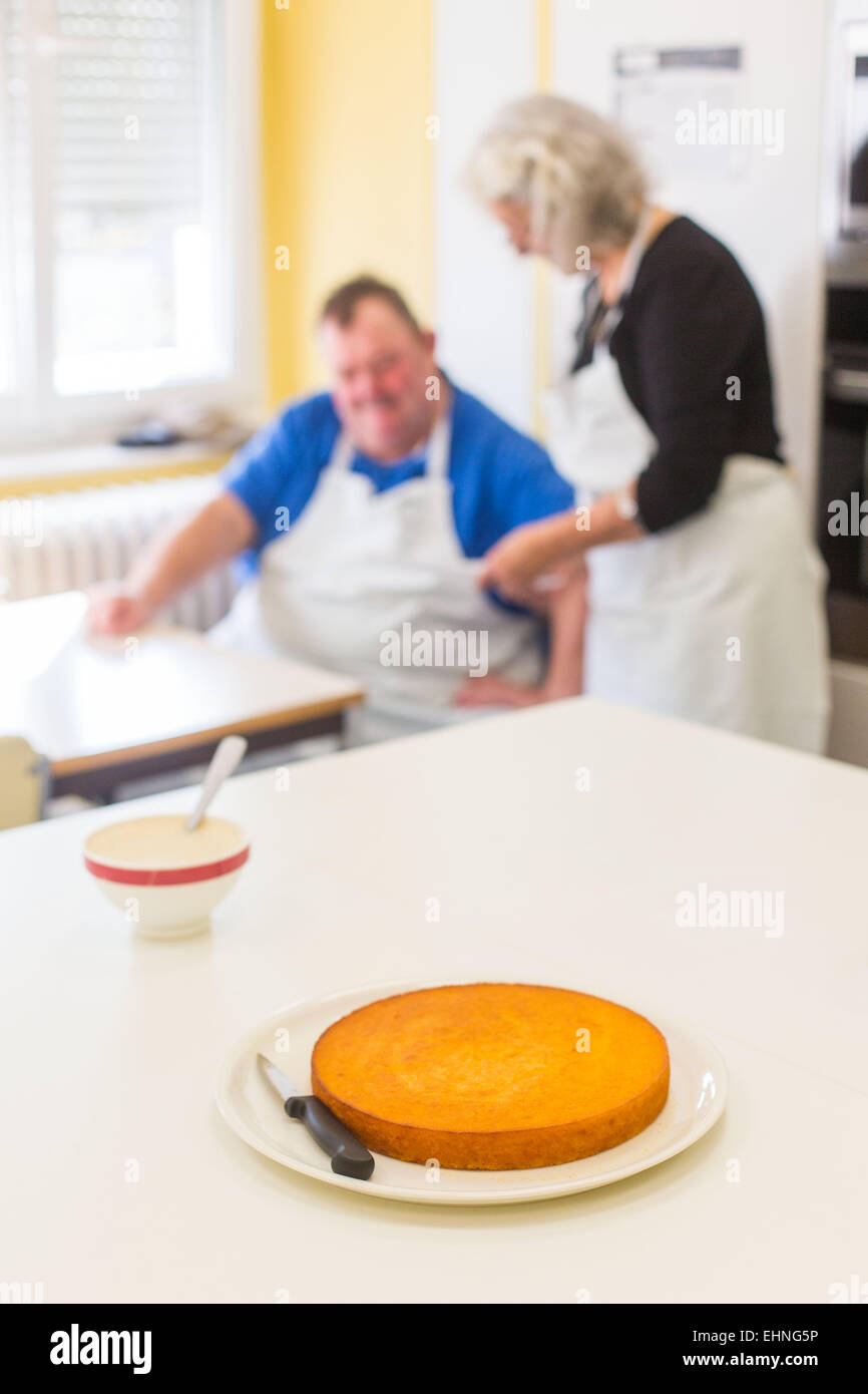 Krankenschwester hält ein Kochen und Ernährungserziehung Workshop für übergewichtige und Diabetiker, Limoges Krankenhaus, Frankreich. Stockfoto