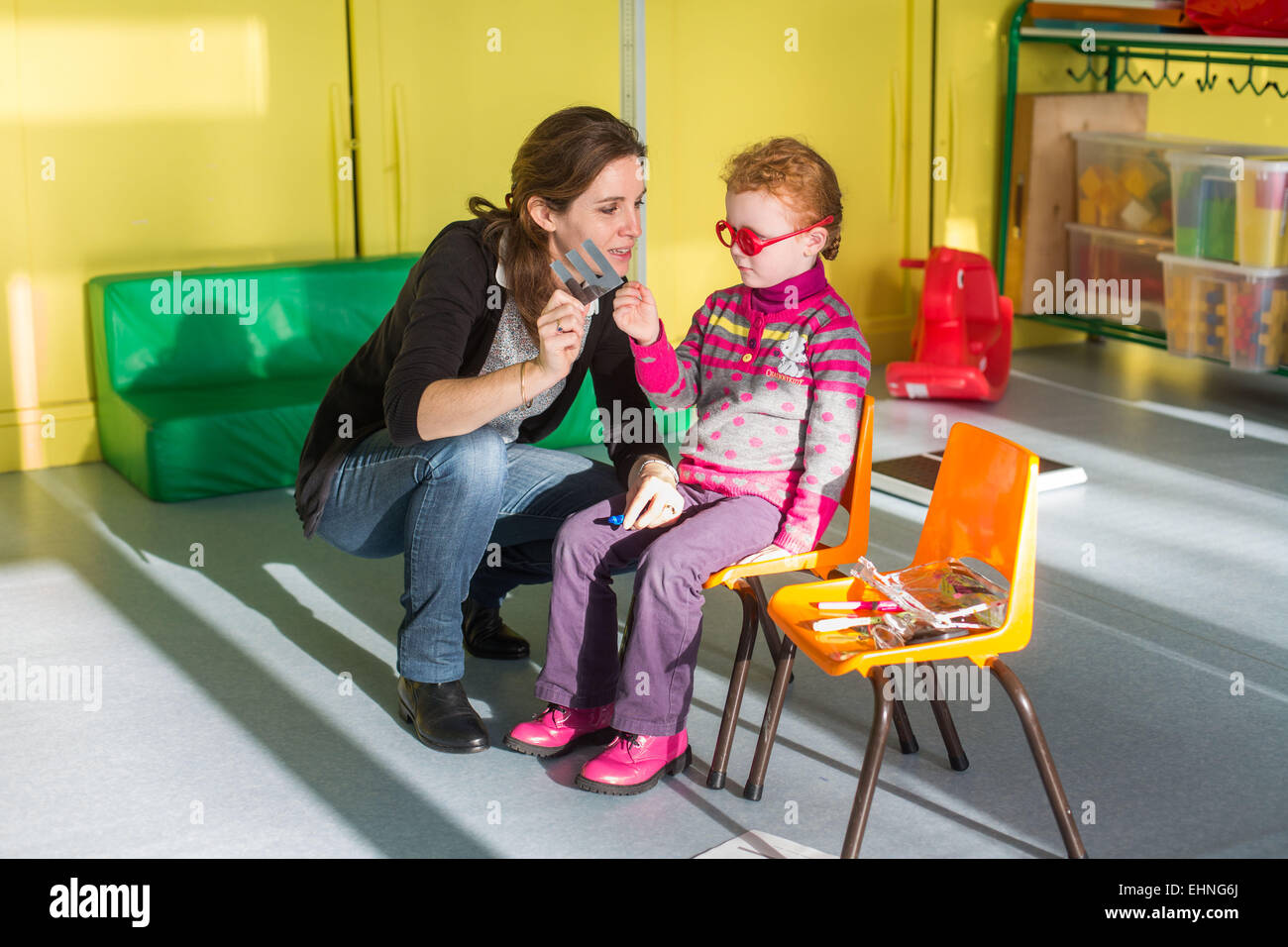 Medizinischer Check-up durchgeführt durch eine Kinderkrankenschwester MCW in Vorschule, Charente, Frankreich. Stockfoto