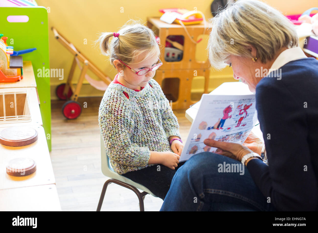 Medizinischer Check-up durchgeführt durch eine Kinderkrankenschwester MCW in Vorschule, Charente, Frankreich. Stockfoto