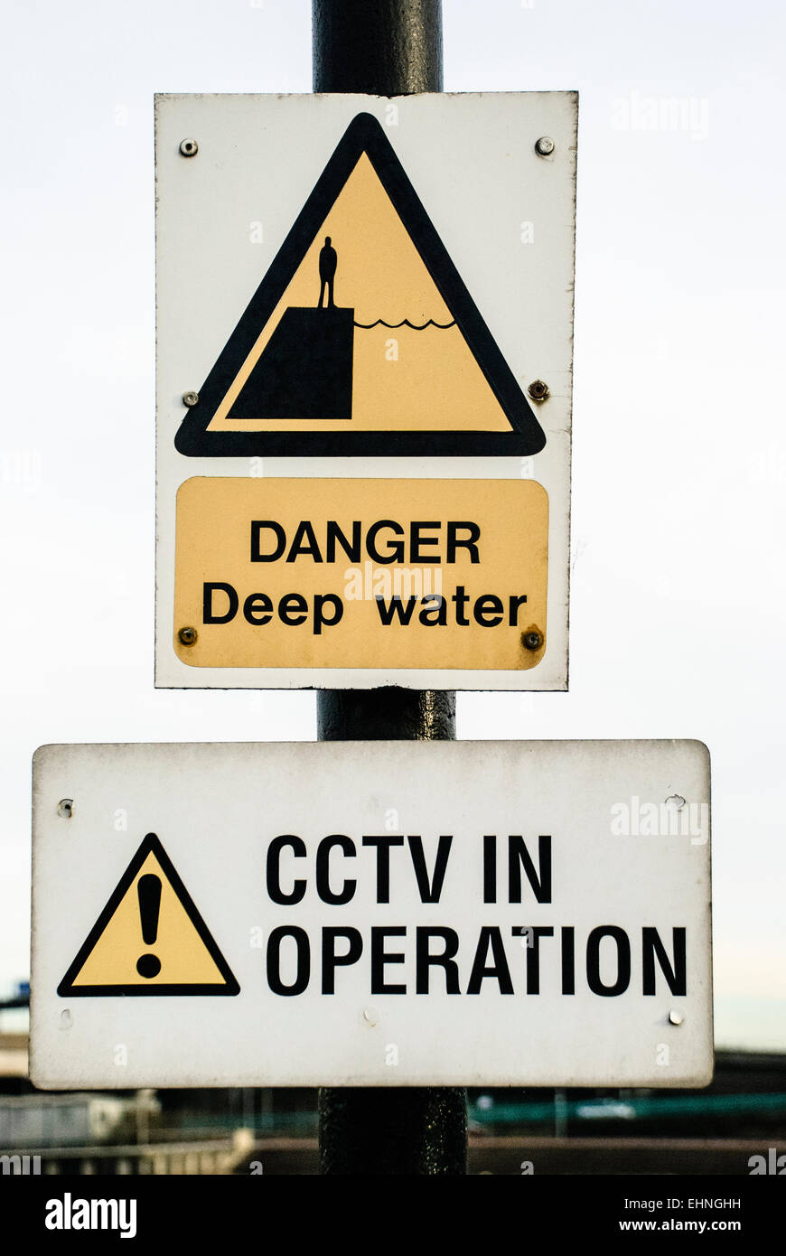 Schilder am Hafen Warnung über tiefem Wasser und dass CCTV ist in Betrieb Stockfoto